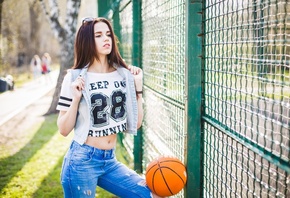 jeans, T-shirt, short tops, women outdoors, torn jeans, glasses, sunglasses, people, grass, trees, women, brunette, model, basketball, ball, bokeh