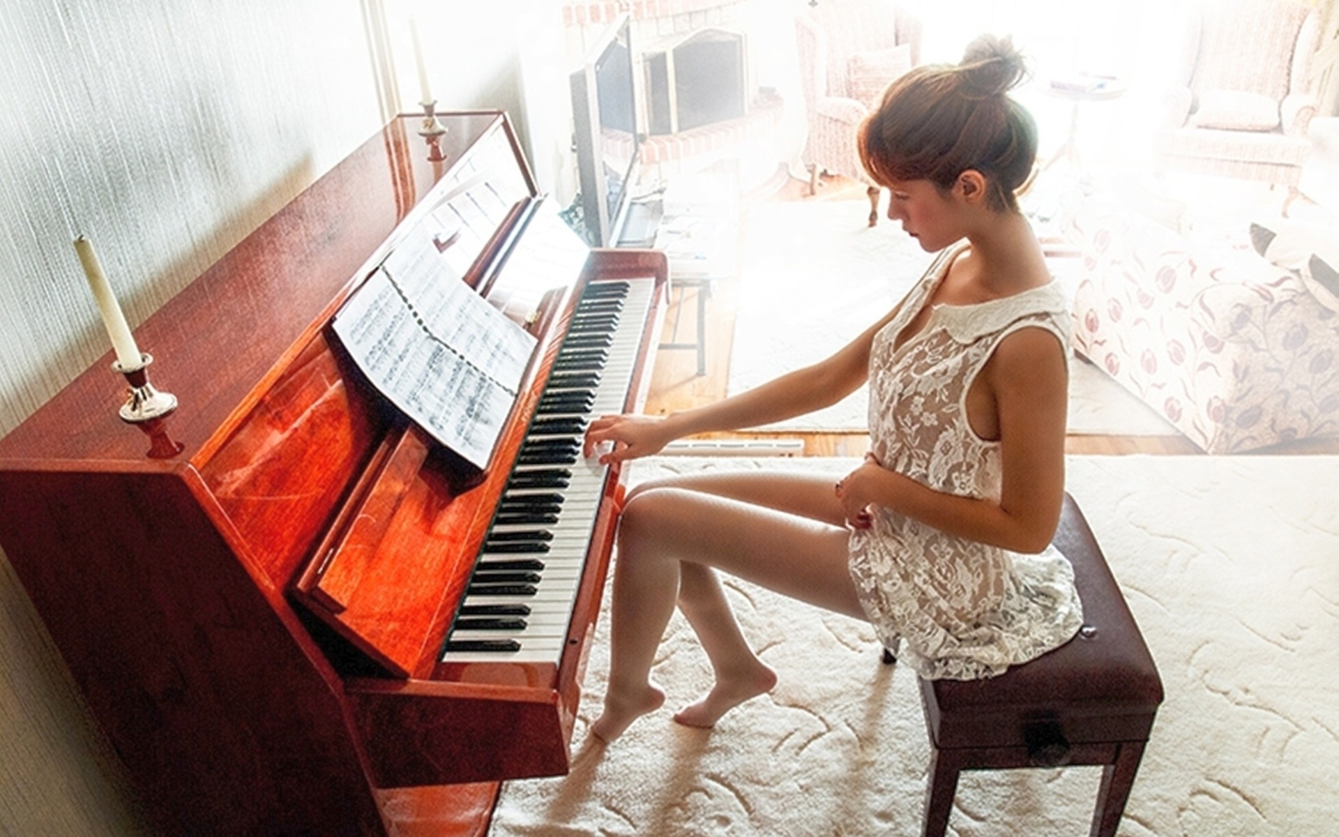 Голая продажная девушка играет на пианино