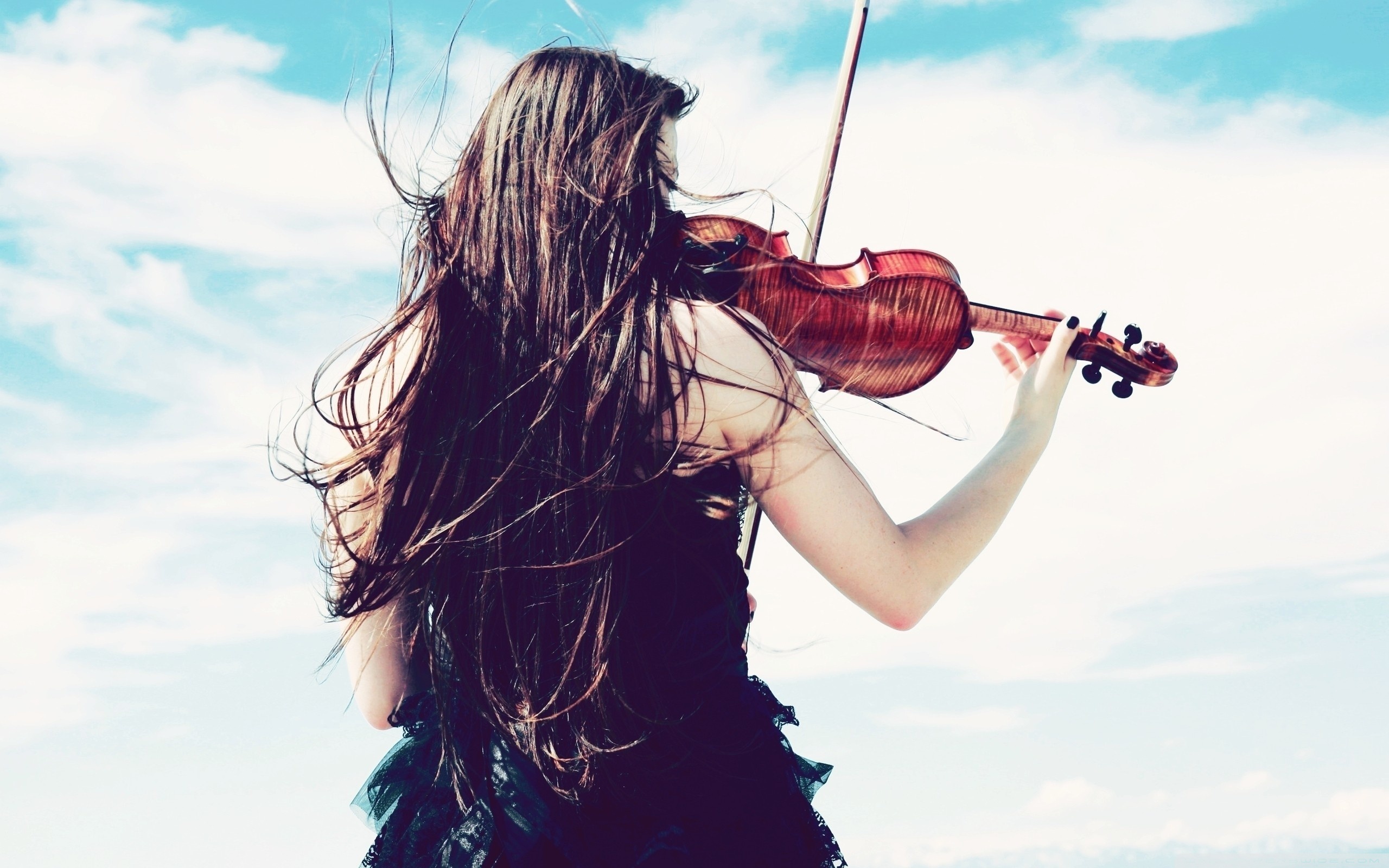 Музыка в современной обработке слушать. Девушки со скрипкой. Скрипачка со спины. Красивая девушка со скрипкой. Фотосессия со скрипкой.
