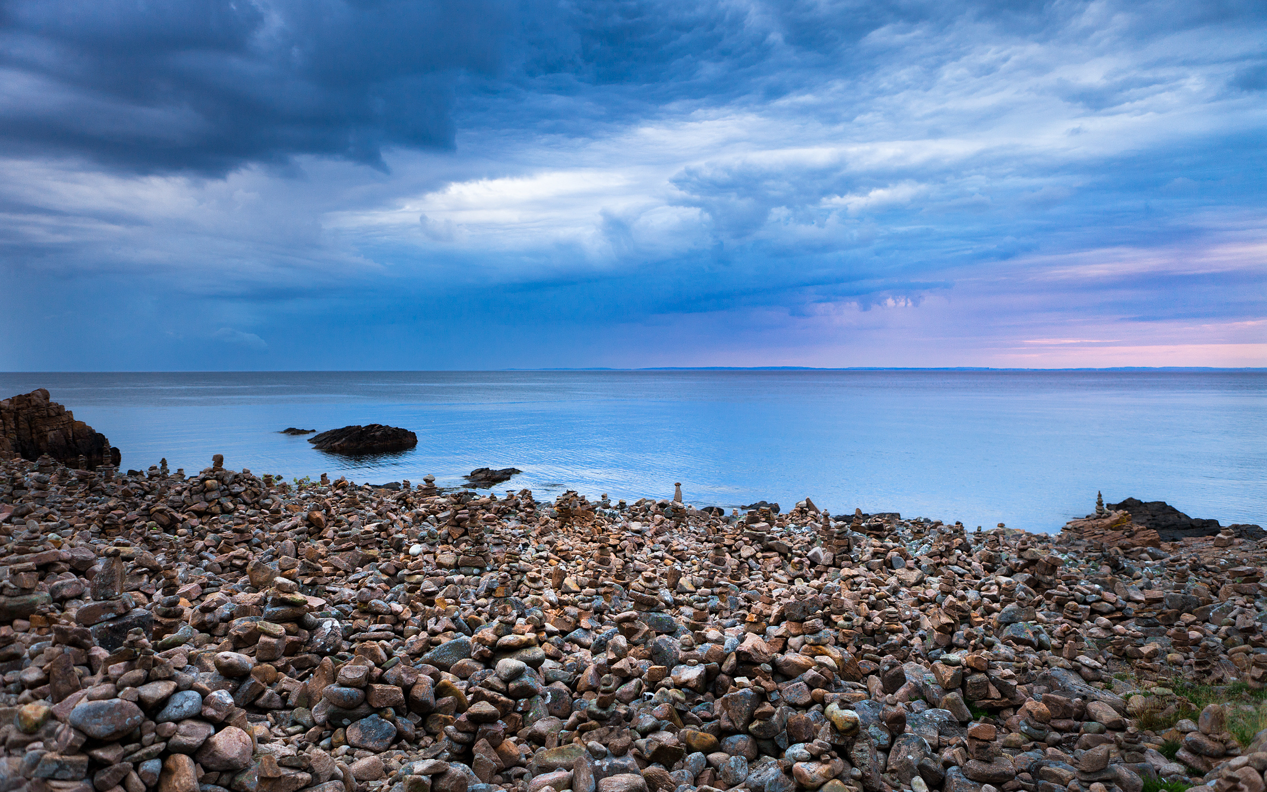 Бережное море. Каменистый берег моря. Каменистый берег моря Сочи. Черное море Каменистый пляж. Камни на пляже.