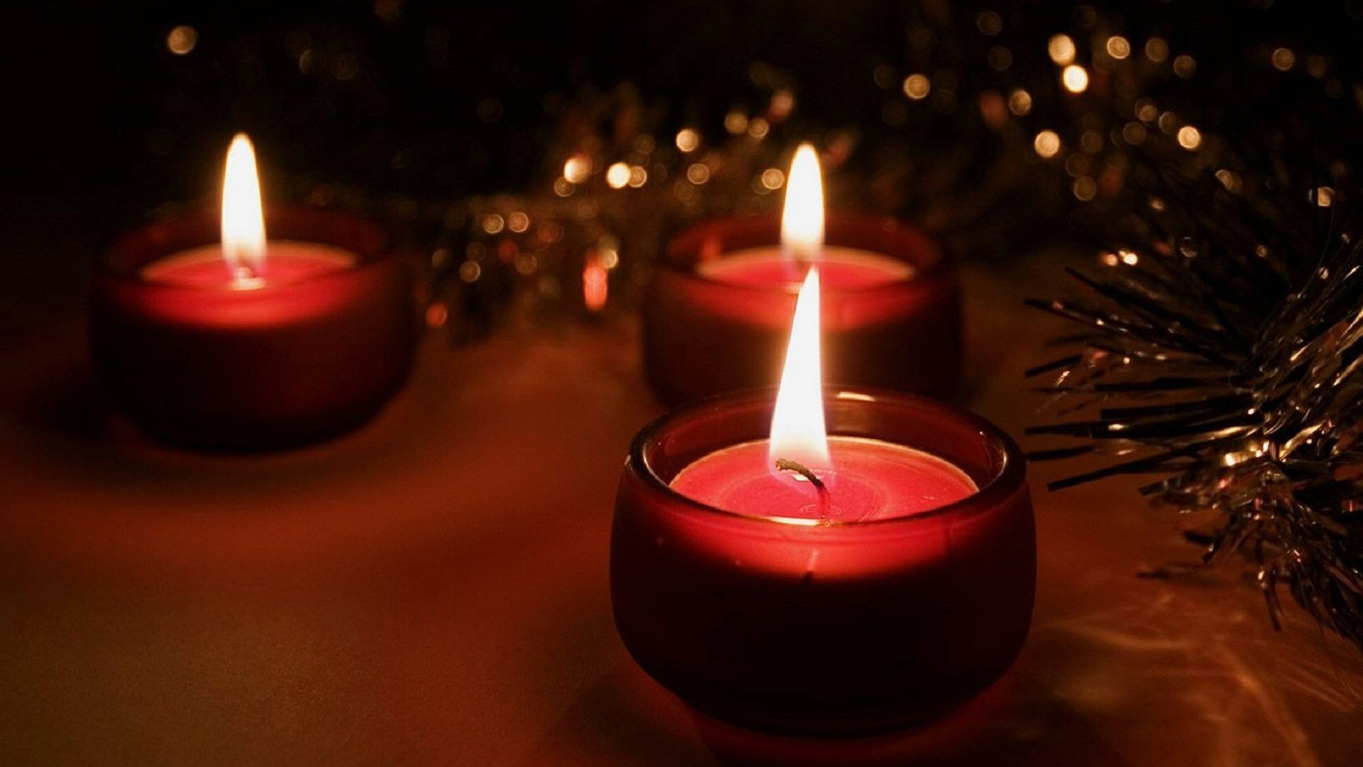 Вечером погасли свечи. Свеча фото. Горящие свечи. Зажженная свеча. Зажженные свечи новогодние.