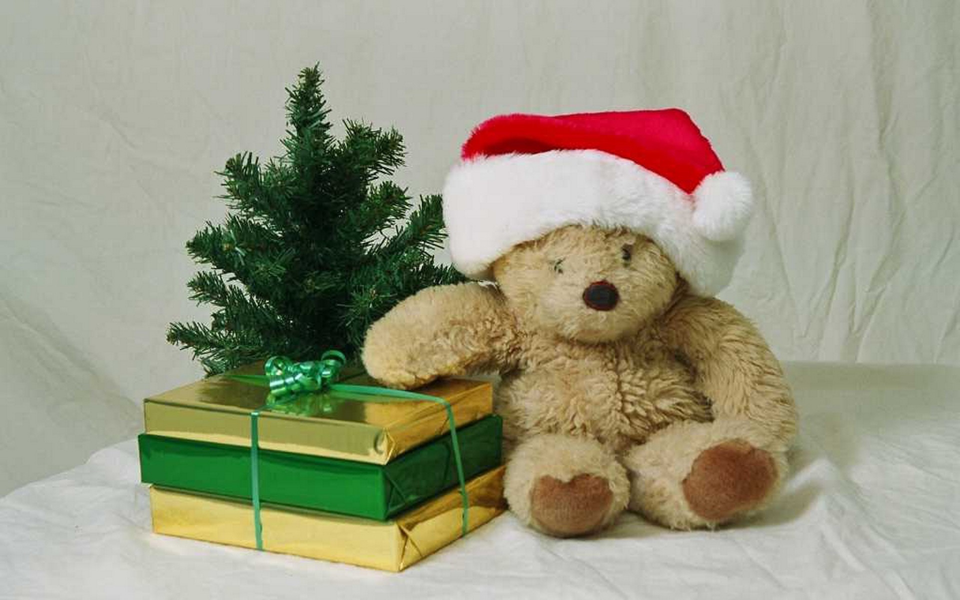 Плюшевым год. Новый год подарки под елкой. Игрушки под елку. Новогодний плюшевый мишка. Медведь под елку.