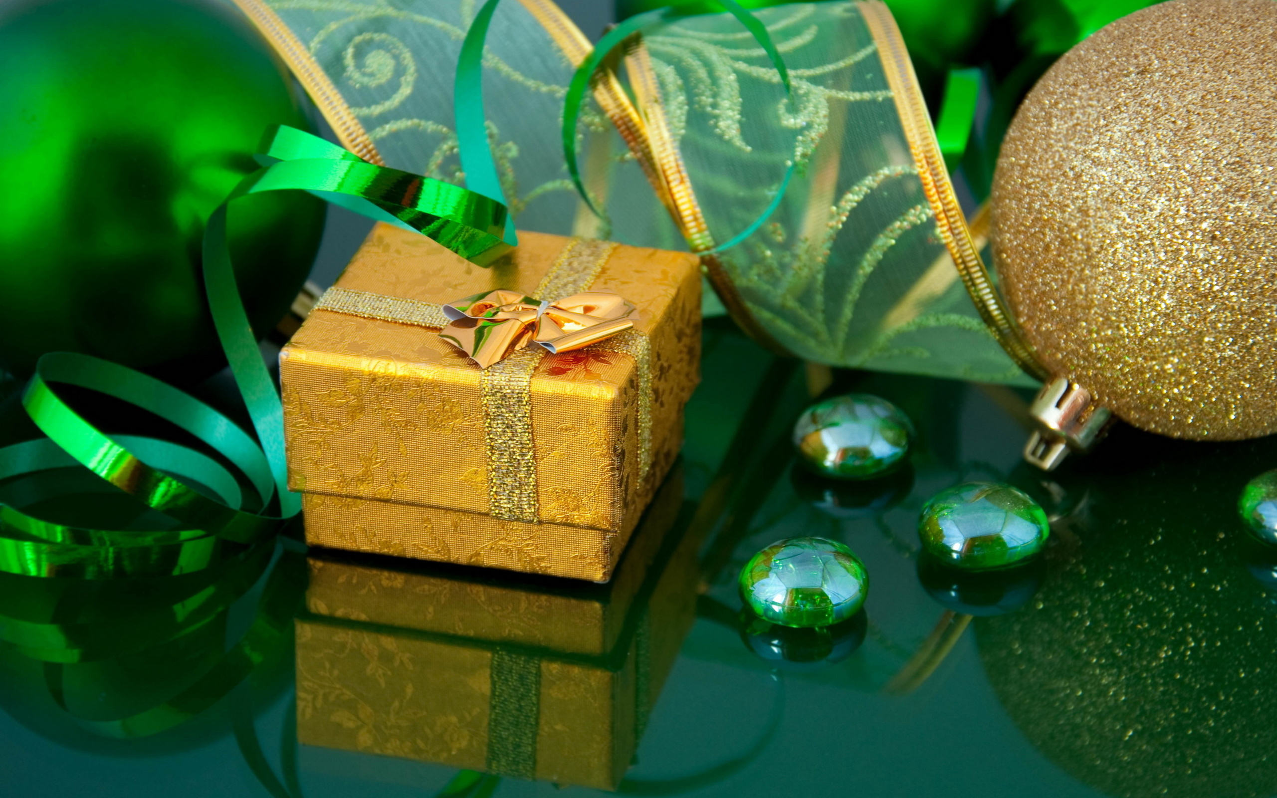 Украшения для рабочего стола. Подарок зеленый. Новогодние картинки на рабочий стол. Новый год (праздник). Зеленые подарки на новый год.