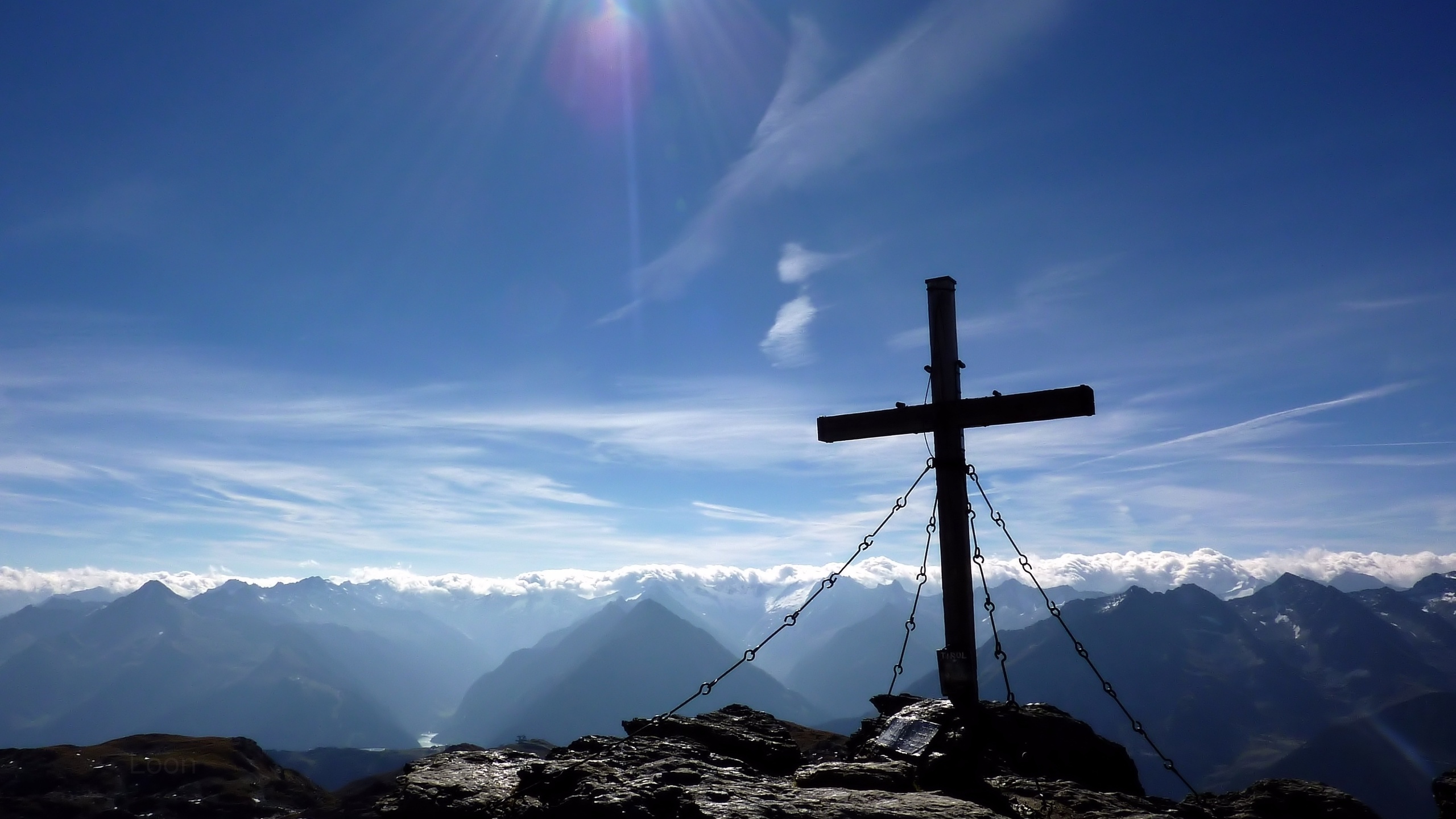 Христианские картинки. Крест на горе. Крест в горах. Крест природа. Крест на фоне природы.