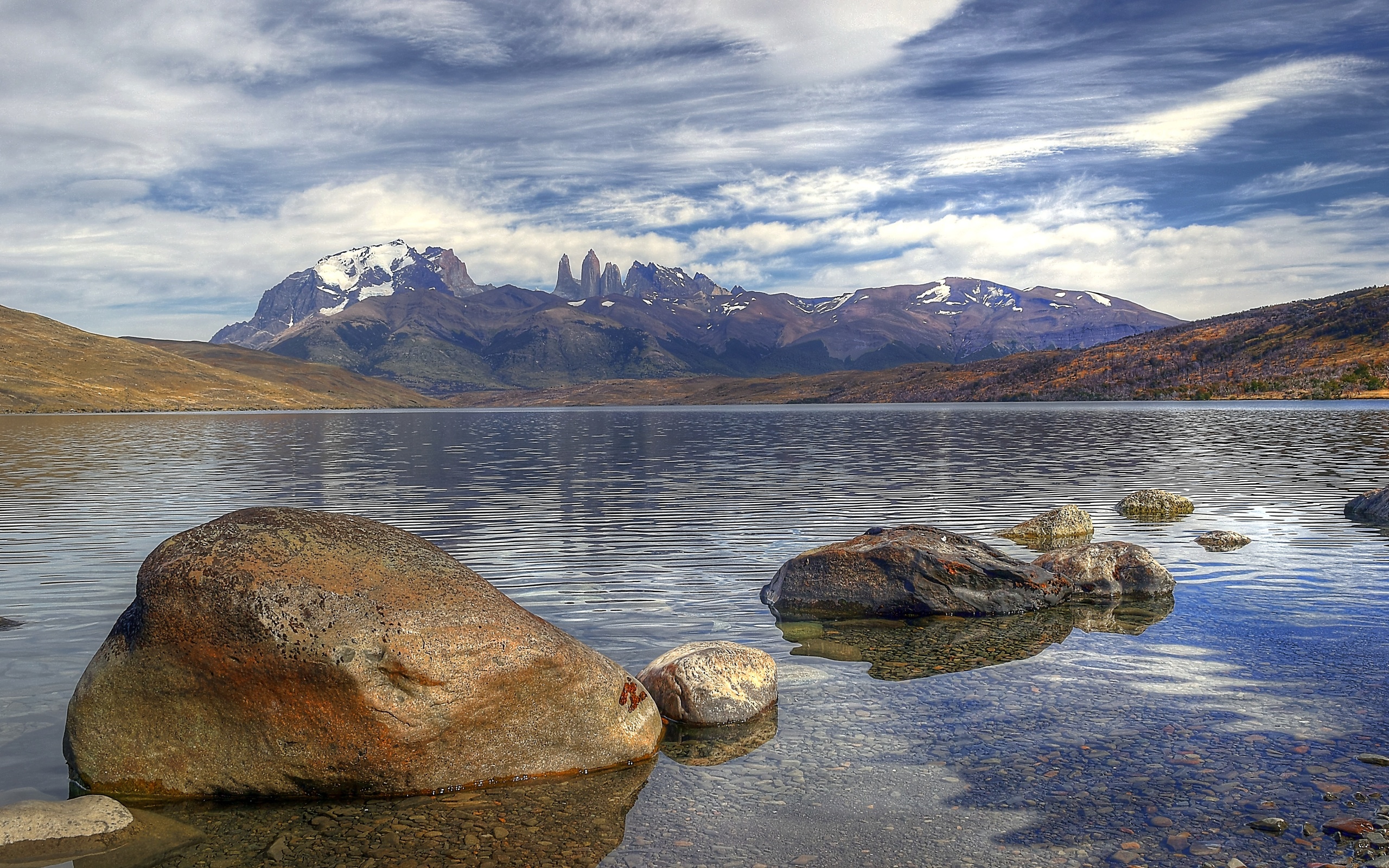 Озеро без воды горы без камня. Камни в горах. Камни вода горы. Каменное озеро. Природа горы камни.