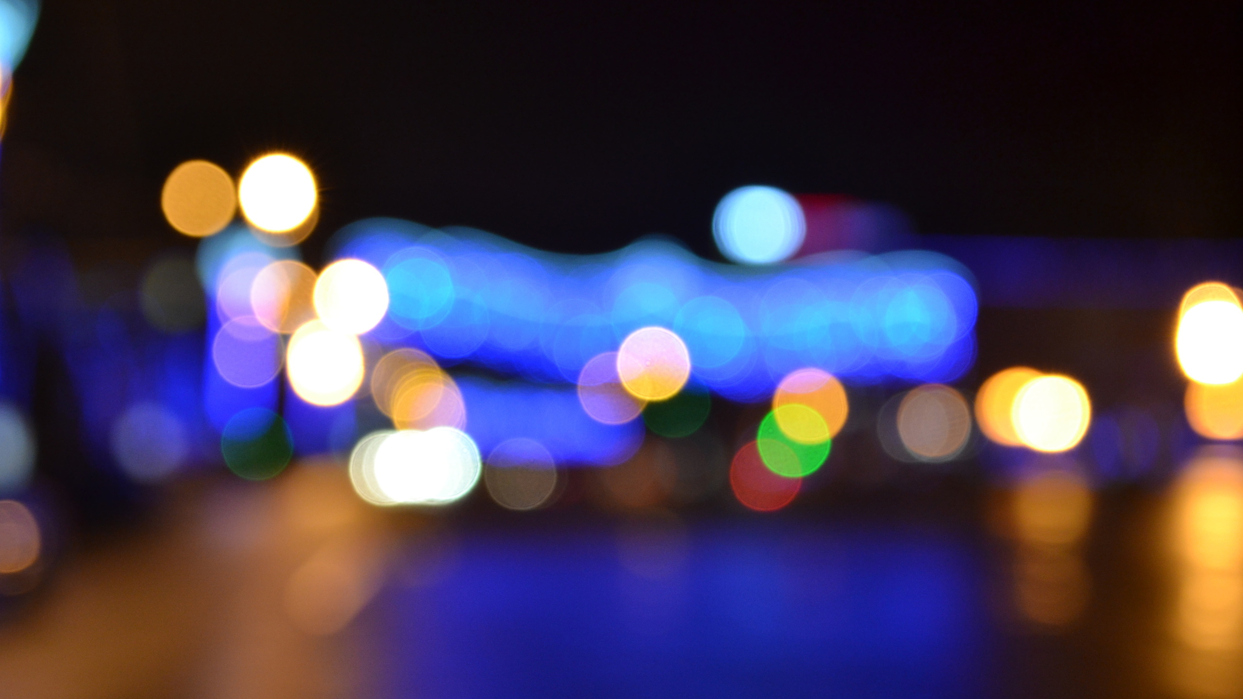 Размытость фотографии. Размытый фон. Огни ночного города. Синий размытый фон. Разноцветные блики.