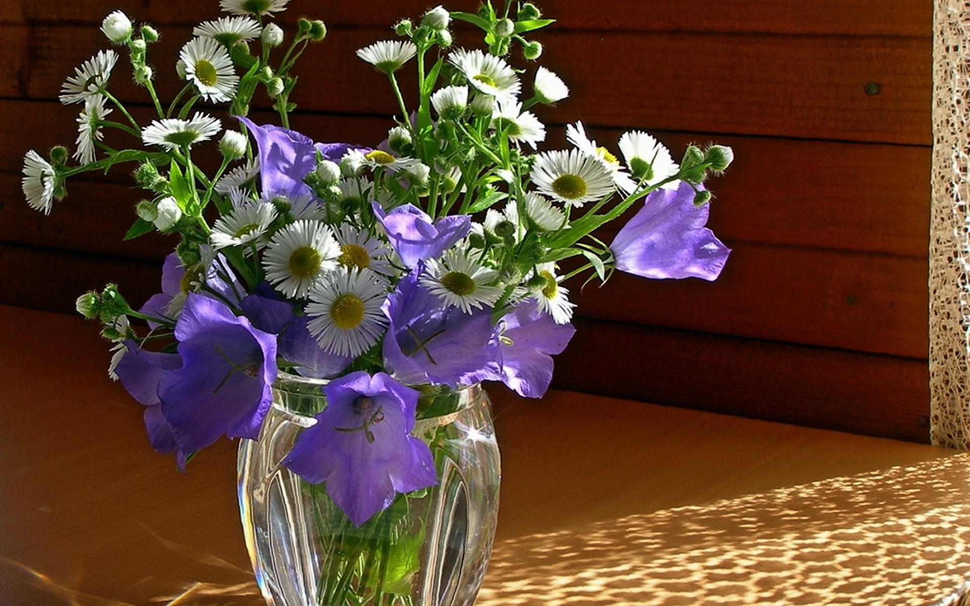 Какой чудесный день чтобы подарить цветов. Кампанула букет. Цветы в вазе. Красивый букет в вазе. Красивые цветы в вазах.