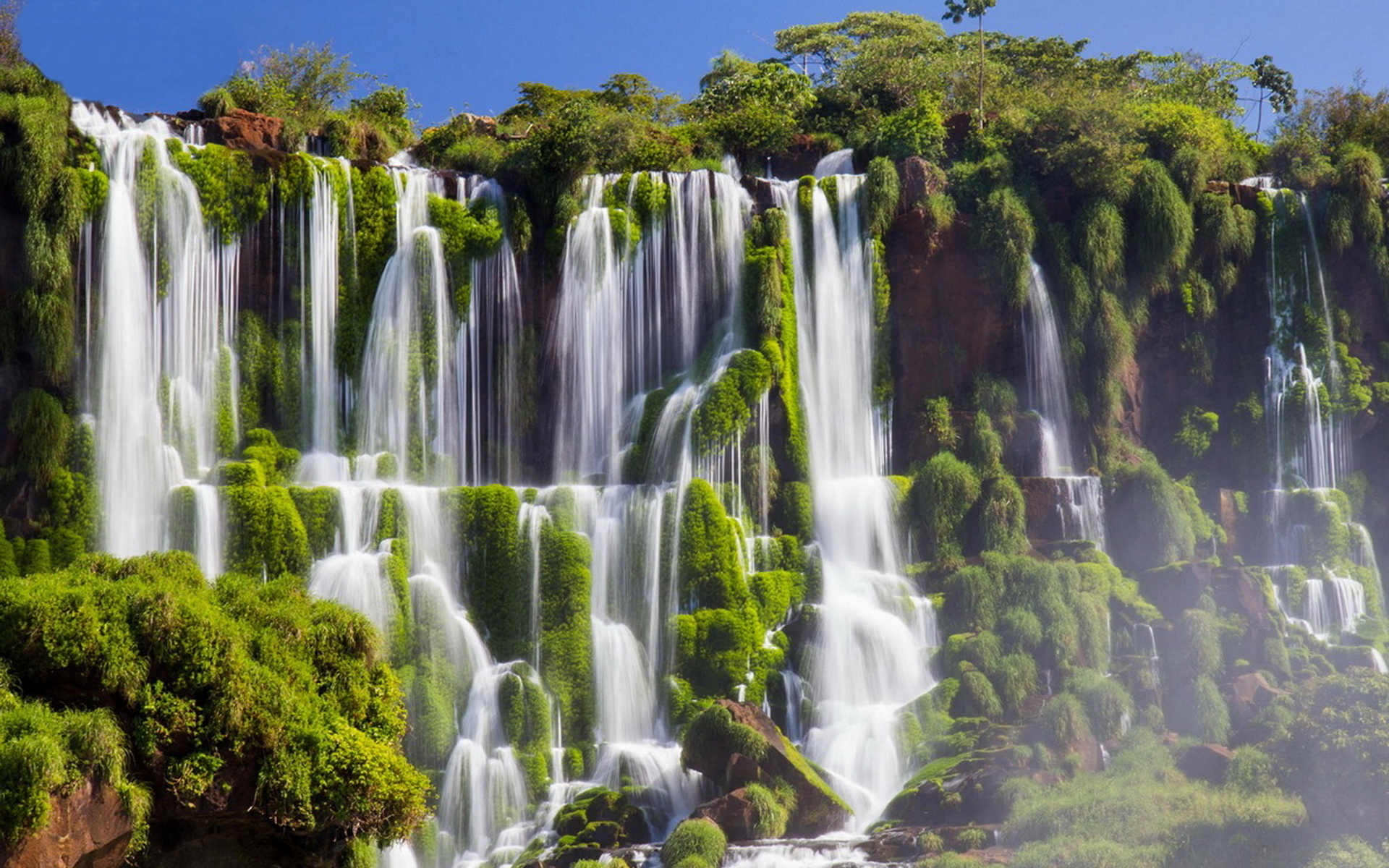 Какой водопад самый высокий. Водопад Игуасу. Водопады Игуасу Аргентина Бразилия. Водопад Игуасу в Южной Америке. Водопад Южной Америки ИГУ.
