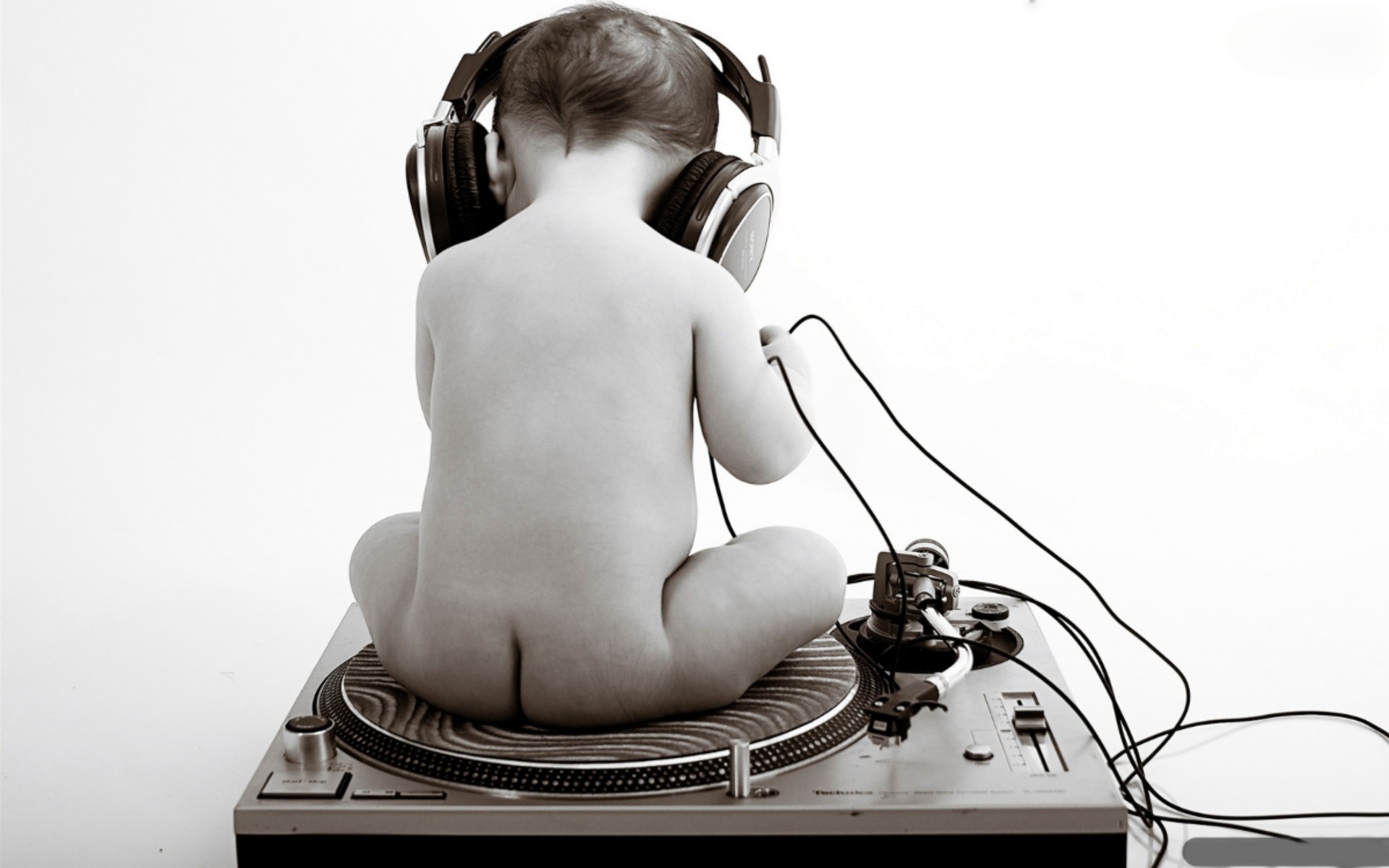 Музыка просто человек. Ребенок с наушниками. Меломан. DJ В наушниках.