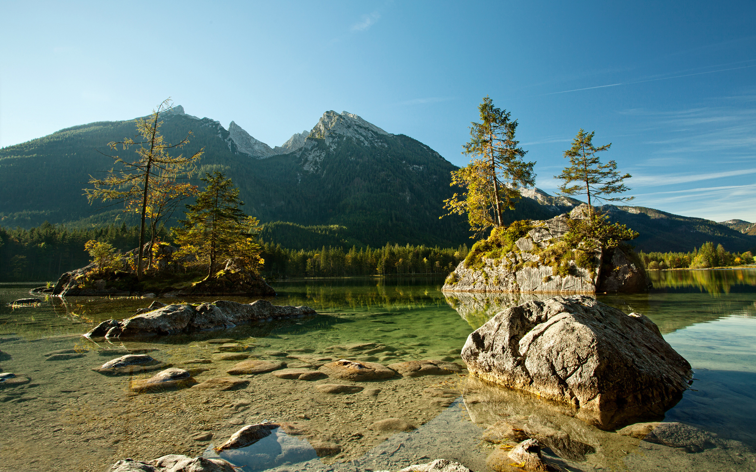 Камни на берегу озера. Телецкое озеро Алтай. Национальный парк Берхтесгаден Германия. Тайга Ергаки. Телецкое озеро с камнями.
