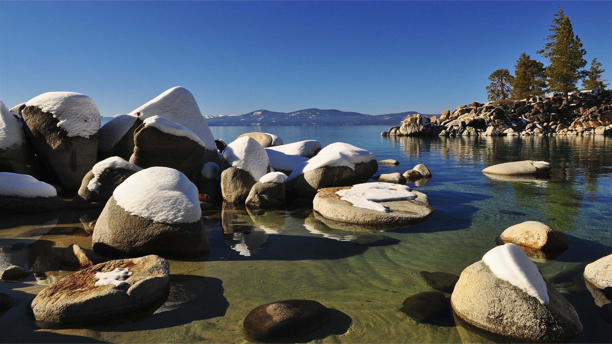 Большой камень озера. Озеро Тахо. Камни на озере Тахо. Камень валун и вода. Красивые береговые камни.