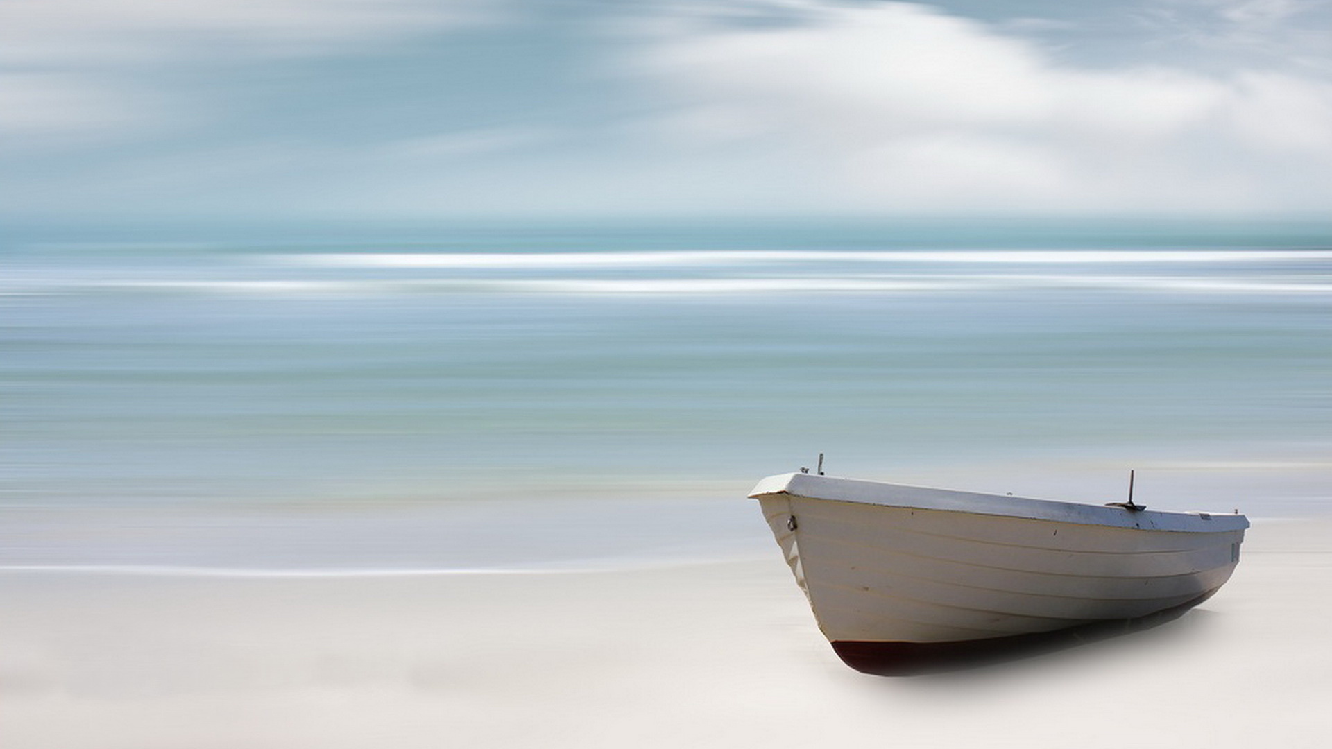 Лодки белого моря. Белая лодка. Лодка на белом песке. Лодка в море. Белая лодочка.