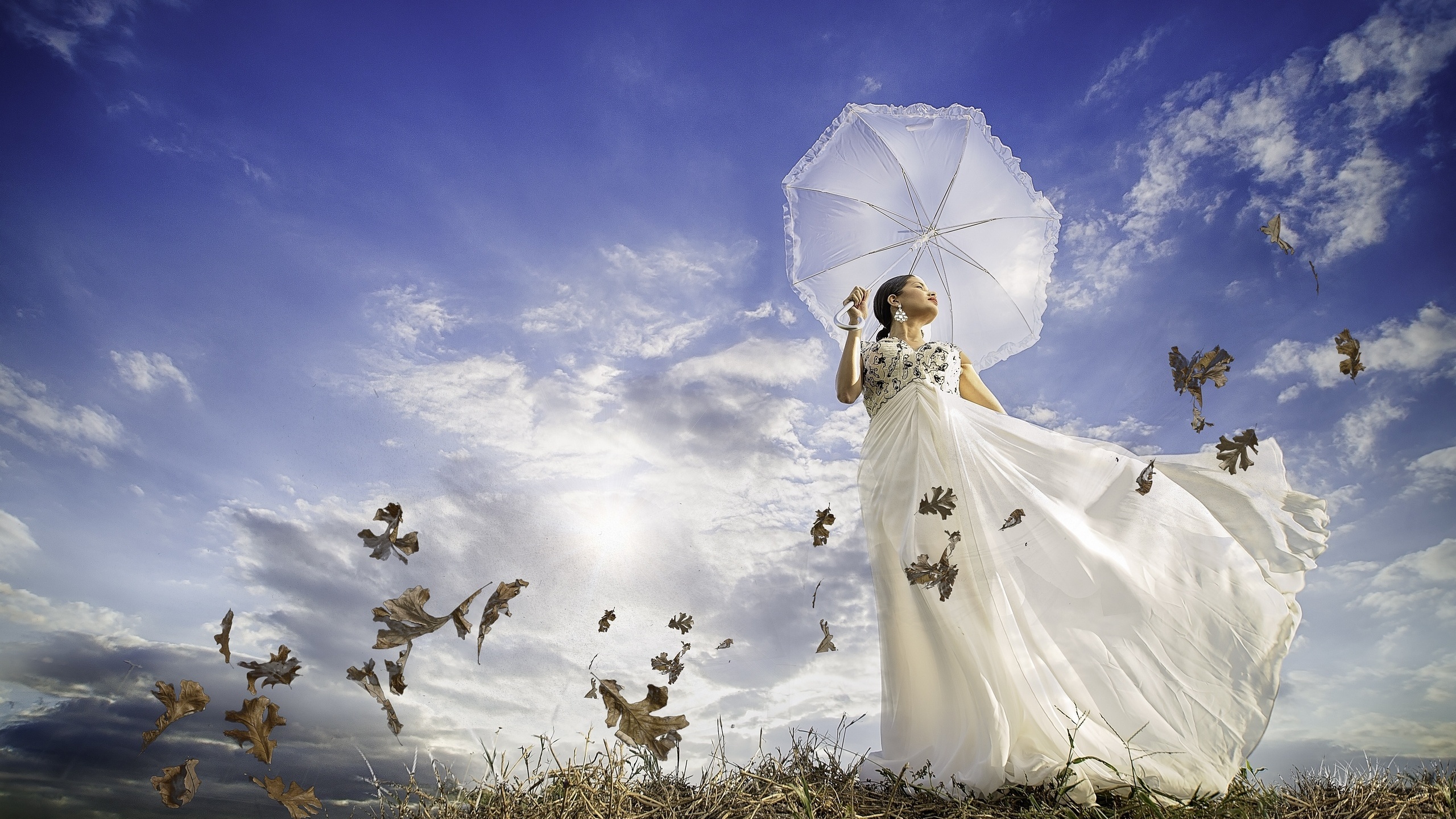 Песня иду тебе платья. Женщина на ветру. Девушка в платье на ветру. Девушка в белом платье. Девочка - ветер.