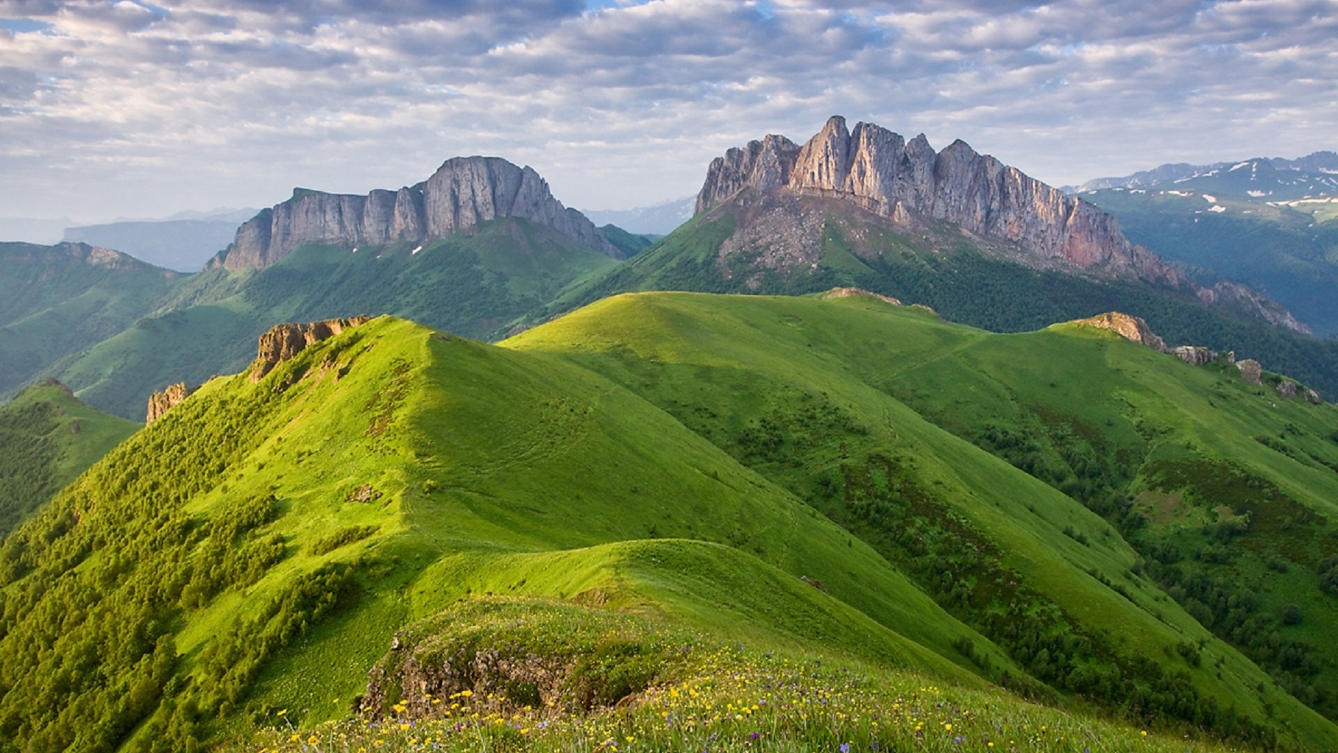 Большие холмы. Краснодарский край горы большой Тхач. Природный парк большой Тхач. Горный массив большой Тхач, Адыгея. Кавказ гора Тхач.