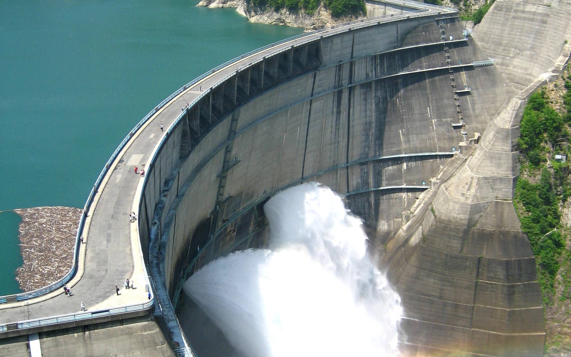 Забор держит воду. ГЭС В Японии. Пионерная дамба это. Водосброс ГЭС. Береговой водосброс СШ ГЭС.
