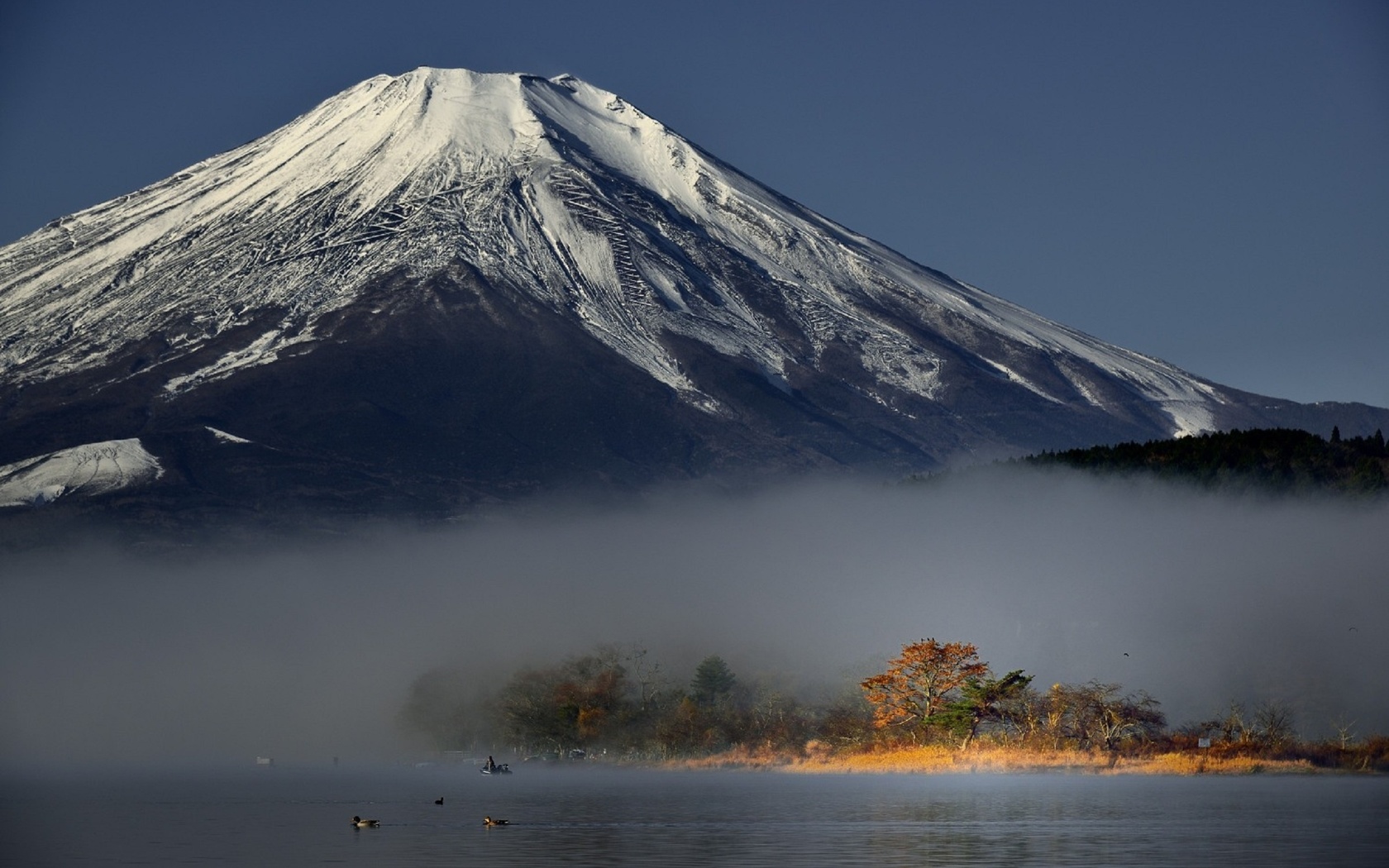 Фудзияма цены. Гора Фудзияма в Японии. Фудзи Япония Священная гора. Вершина горы Фудзияма. Гора Фудзи это вулкан.
