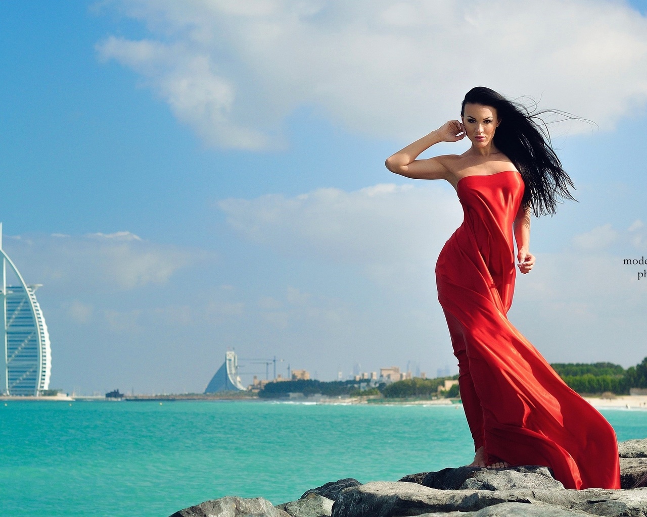 Девушка В Красном Платье На Море.