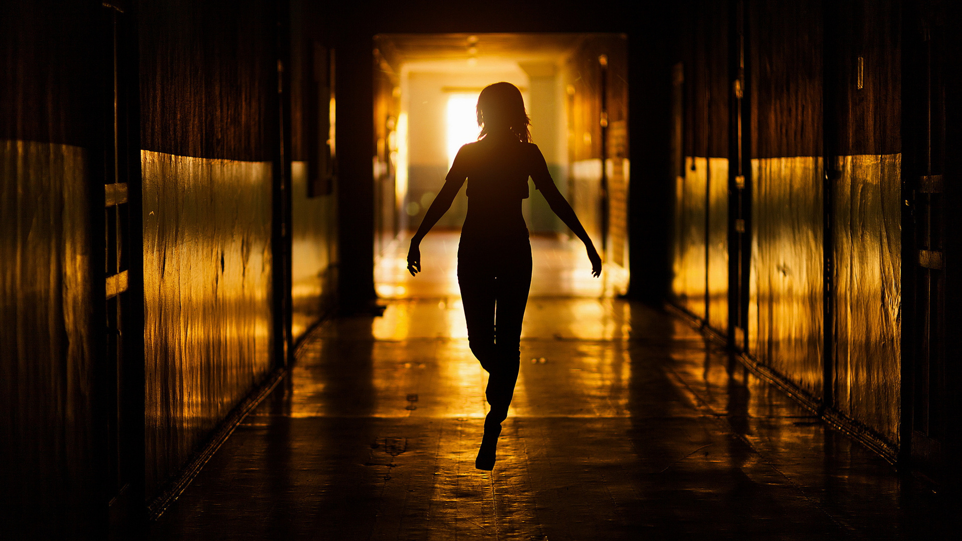 Бегал по пятам. Девушка бежит. Девушка идет по коридору. Девушка бежит по коридору. Девушка в коридоре.
