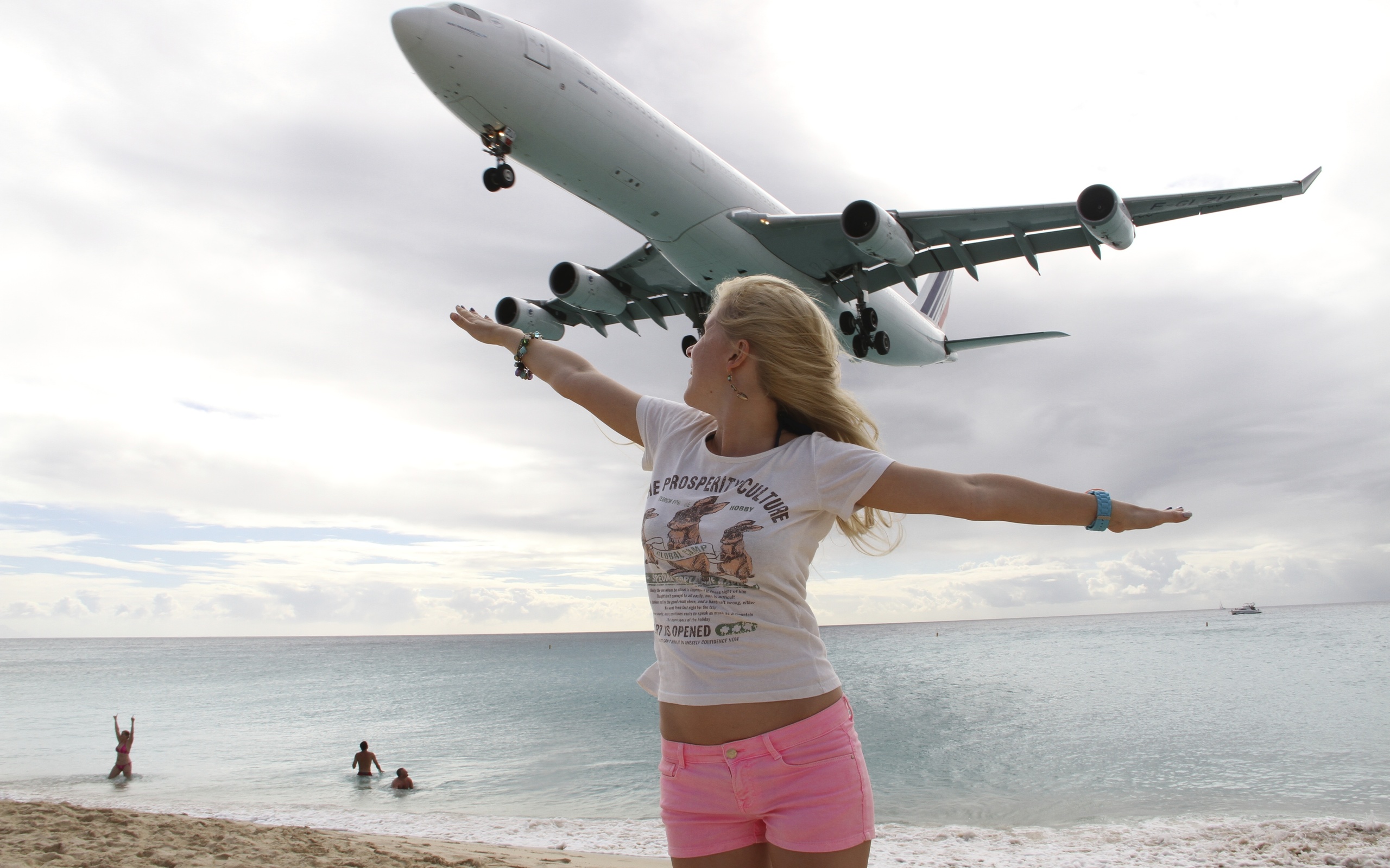 Полетели в путешествие. Девушка на фоне самолета. Фотосессия с самолетом. Море самолет девушка. Блондинка в самолете.