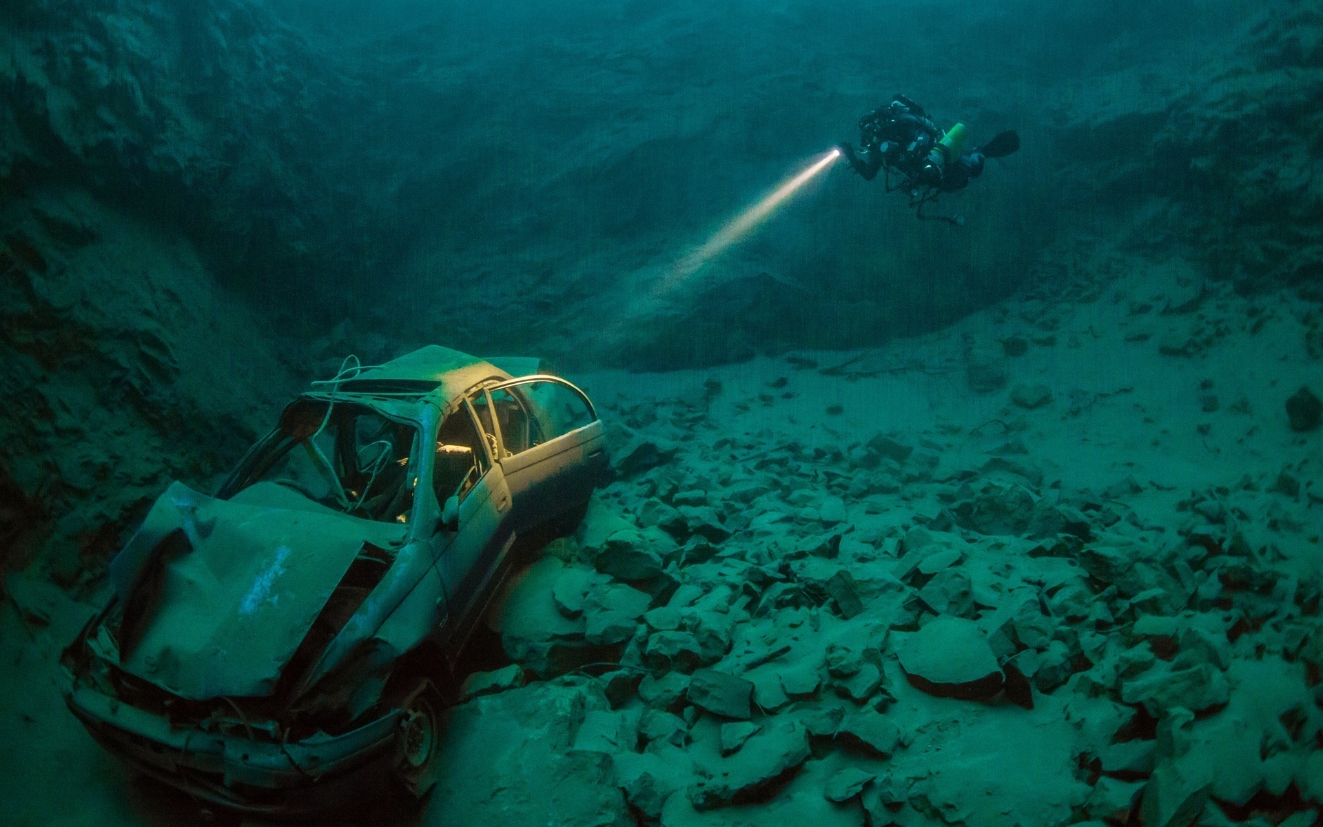На дне. Затонувшие автомобили. Автомобили на дне моря. Машина под водой. Погружение на дно океана.