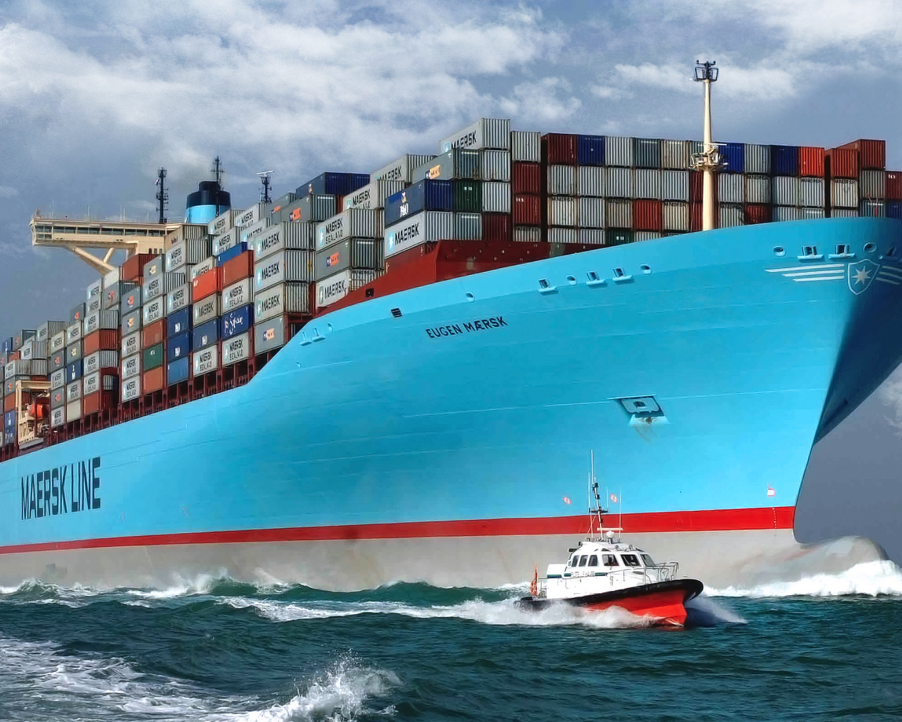 Какой самый известный корабль. Океанский контейнеровоз Маерск. Международные контейнерные перевозки грузов. Контейнеровоз.