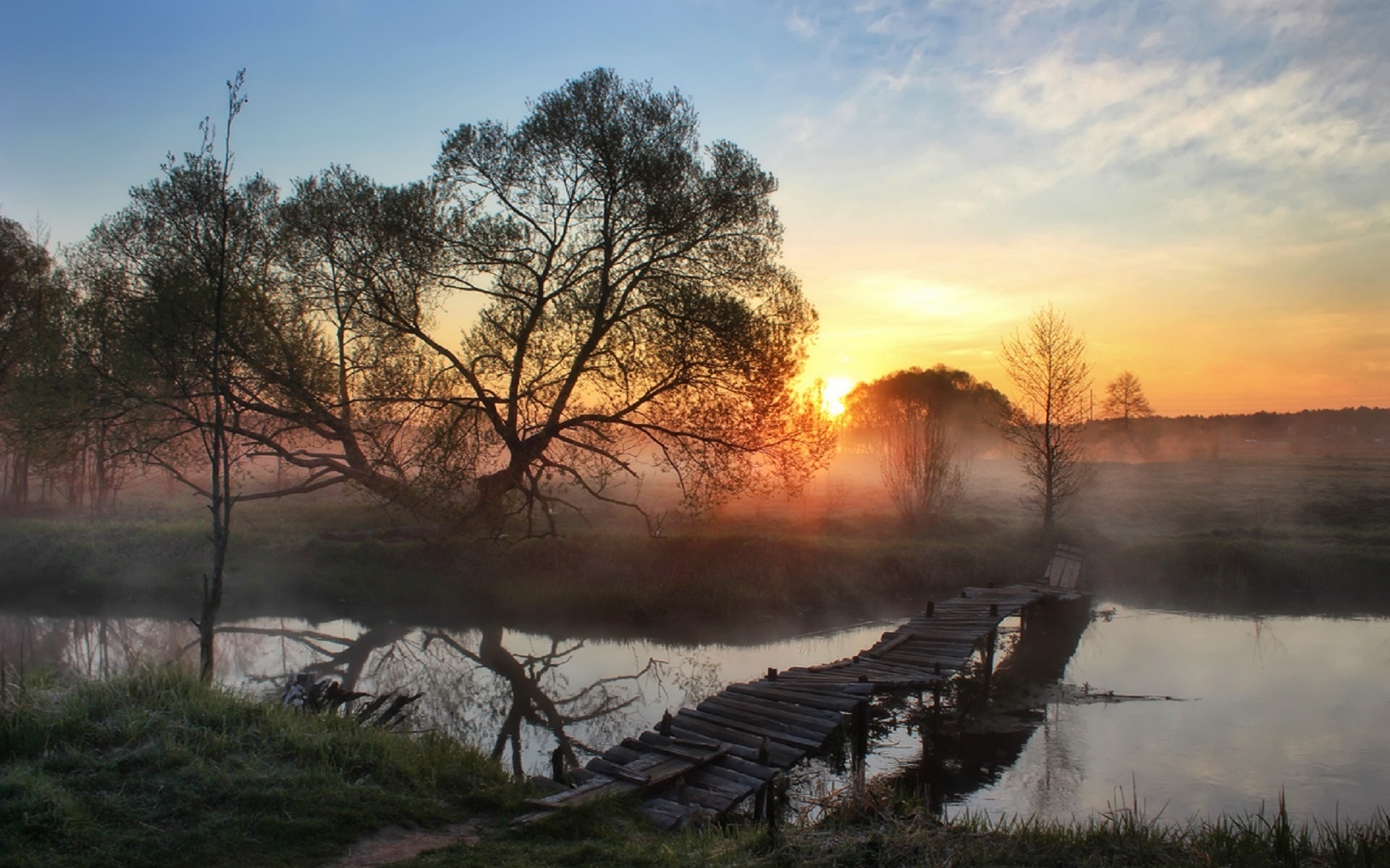 Раннее утро вот крохотные. Река мостки рассвет деревня. Пейзаж рассвет. Утренний пейзаж. Рассвет на реке.