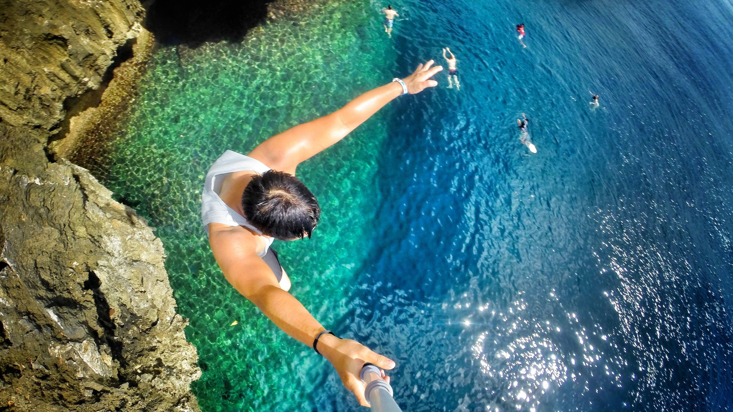 Невероятно круто. Клифф дайвинг на Гавайях. Прыжки в воду. Прыжок в воду со скалы. Самые экстремальные селфи.