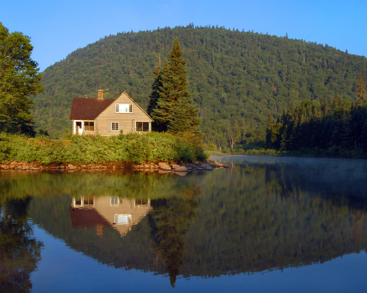 Озера рядом с деревнями. Дом у озера штат Монтана. Лес горы штат Монтана домик у озера. Дом у озера (США, 2006). Штат Монтана лес.