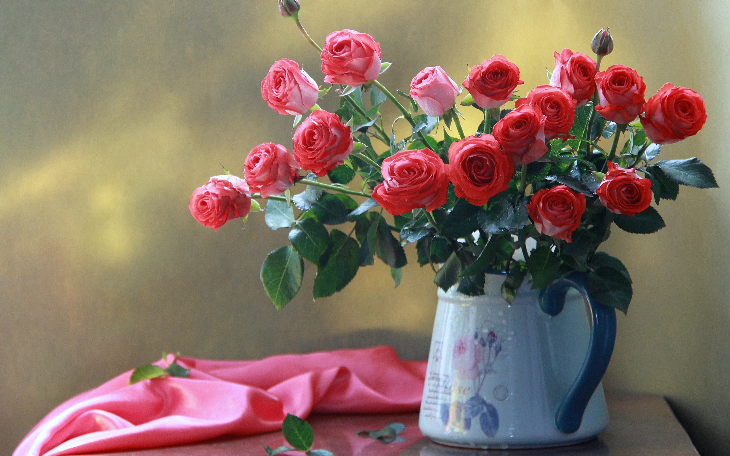Лучшие розы в вазе. Розы в вазе. Красивые цветы в вазах. Красивые розы в вазе. Шикарные розы в вазе.