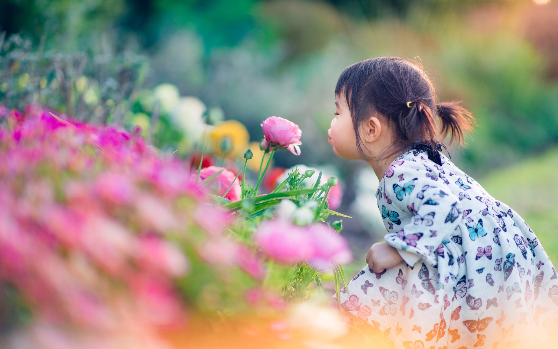 Японские крошки. Корейские дети. Корейские дети природа. Дети с цветами. Красивые корейские дети.