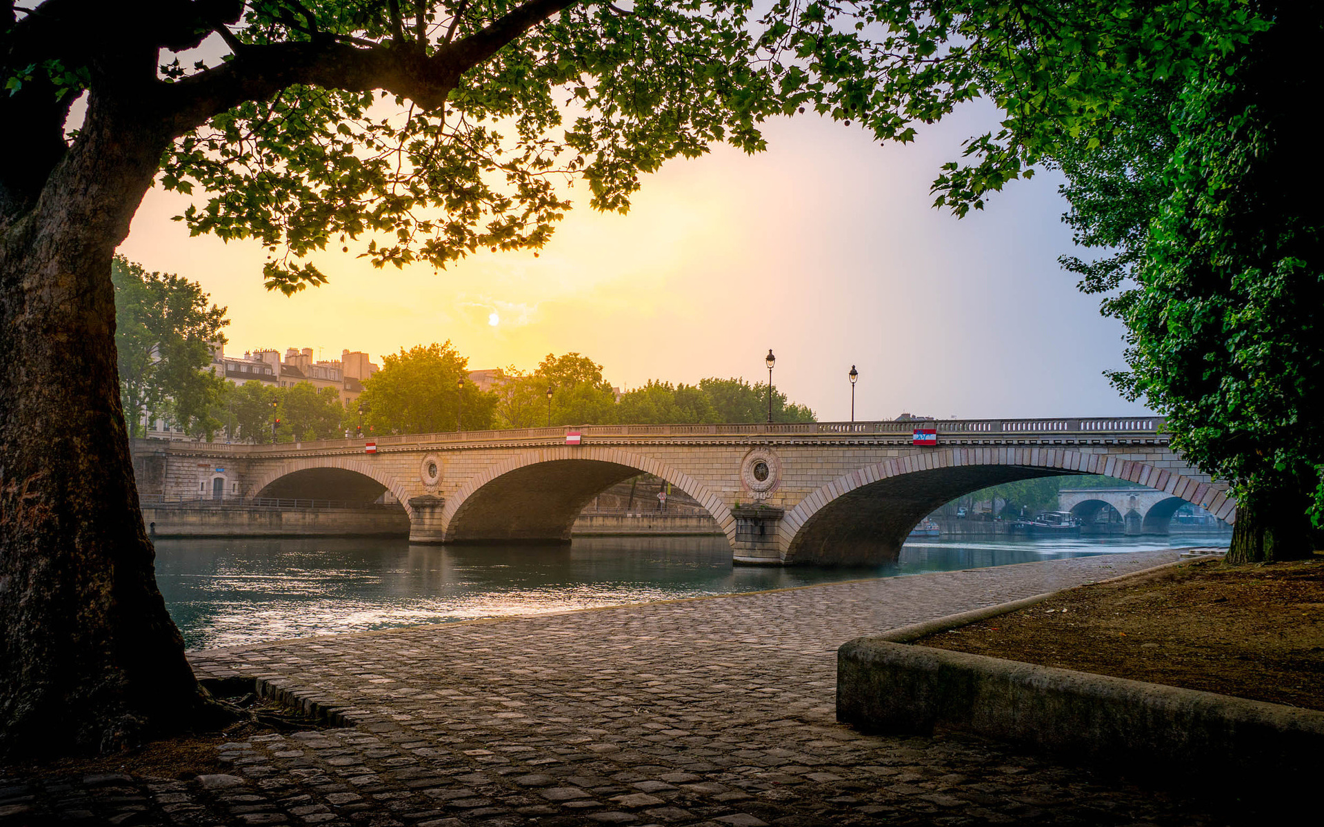 Набережная реки сена в париже