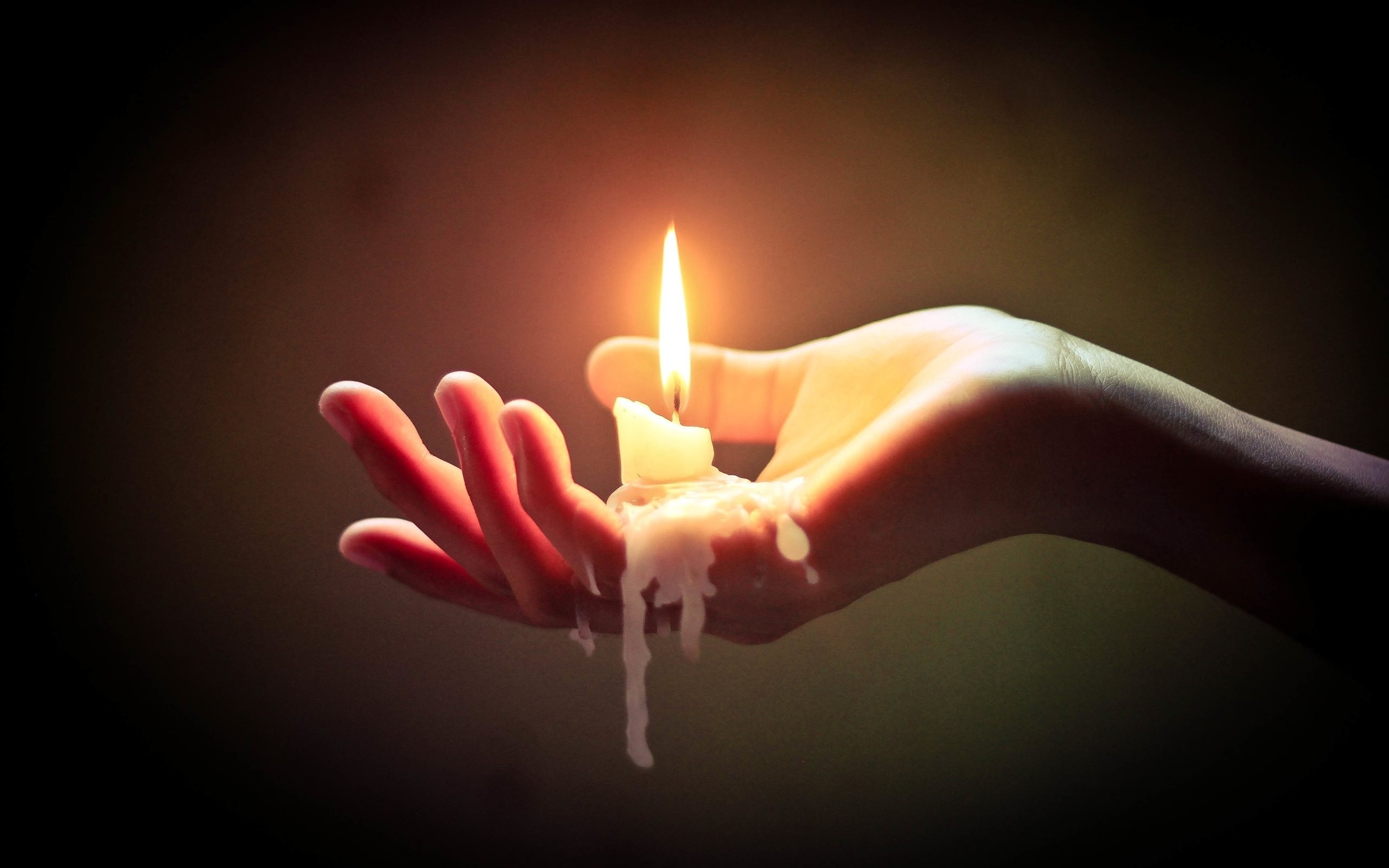Свеча горит в руке. Свеча в руках. Свеча в ладонях. Горящая свеча в руках. Горящая свеча в ладонях.