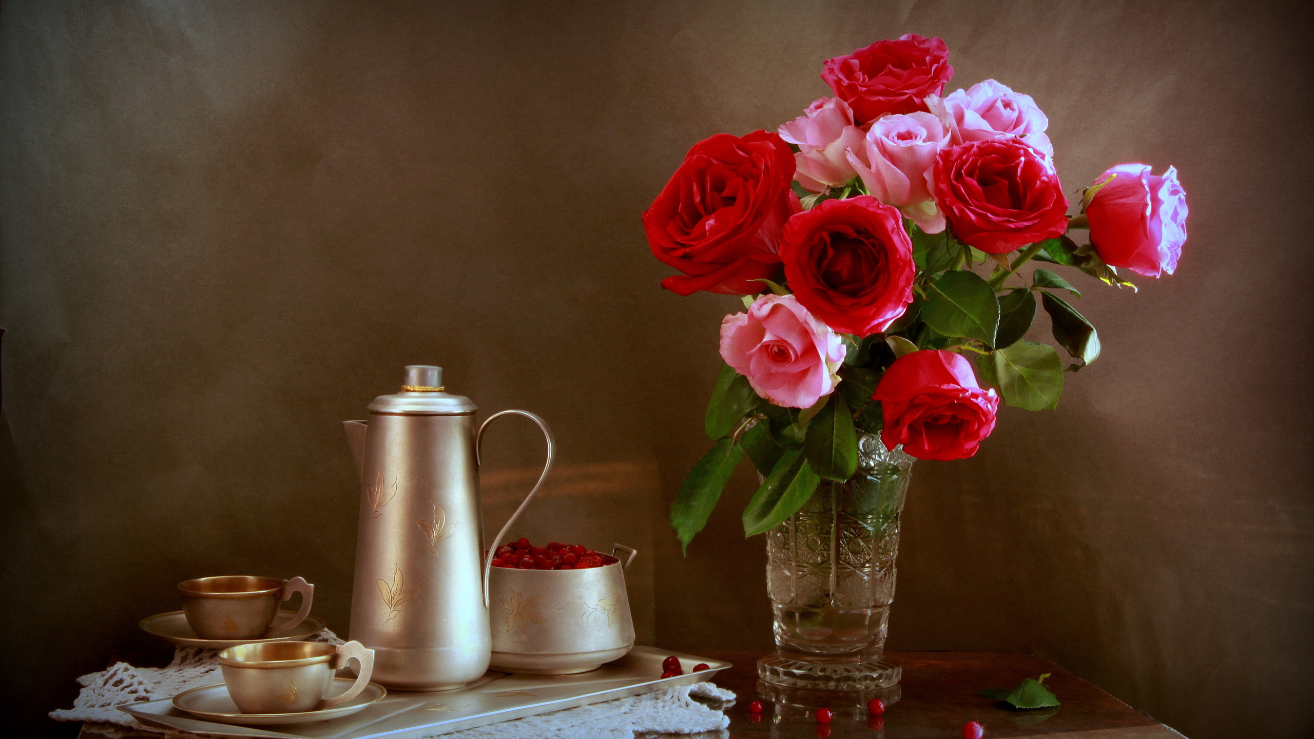 Пожелания доброго воскресного вечера. Натюрморт с розами. Вечерний натюрморт с цветами красивый. Душевного вечера. Красивые натюрморты с розами.
