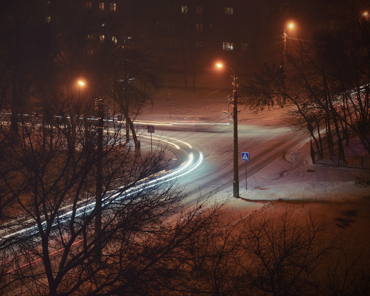 Дорога домой вечером. Ночная зимняя дорога. Зимняя ночь в городе. Фонари на дороге. Зимняя дорога с фонарями.