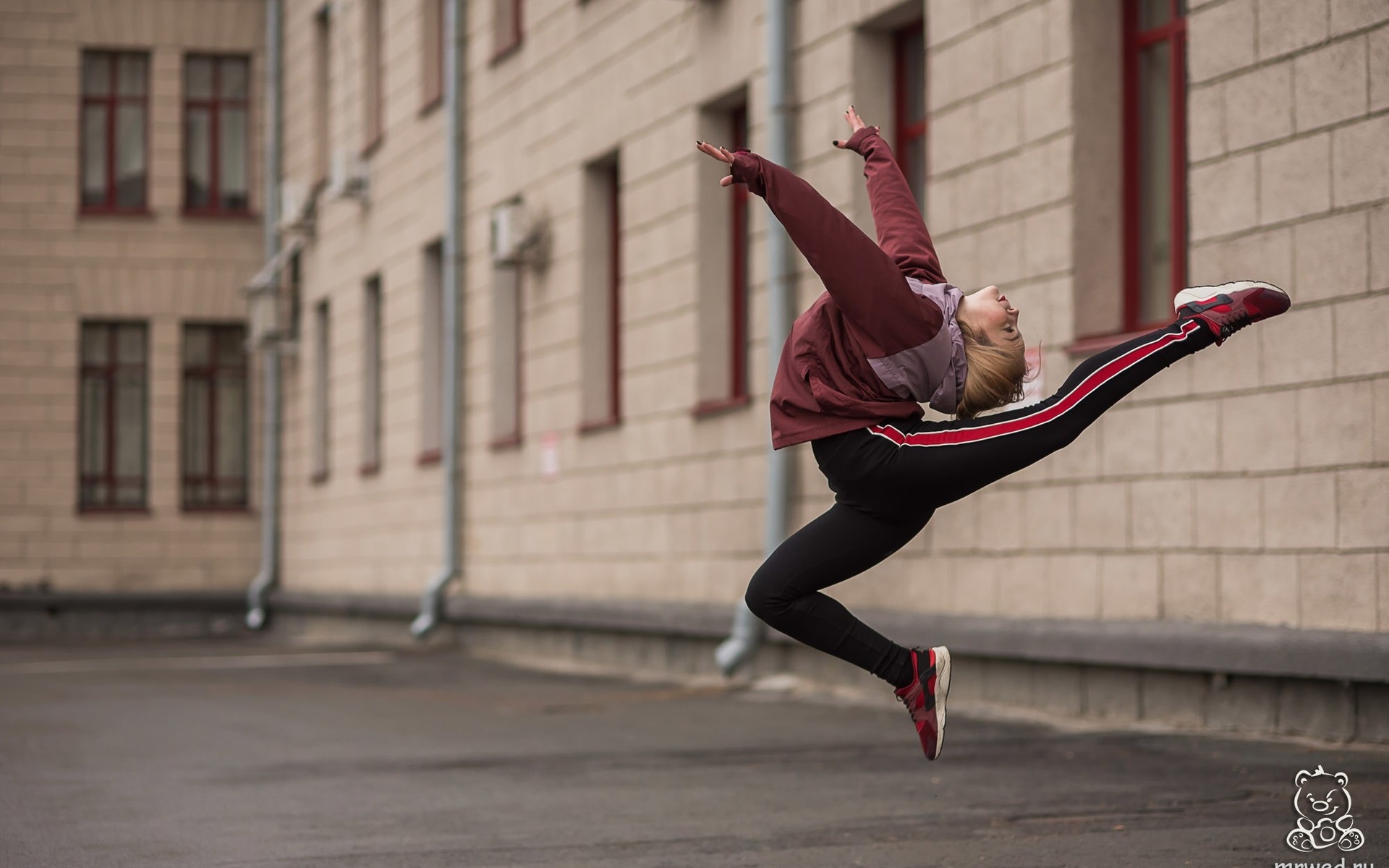 Лайк квадробика. Девушка в прыжке. Спортивная девушка прыгает. Девушка в прыжке в спортивной одежде. Квадробика спорт прыжки.