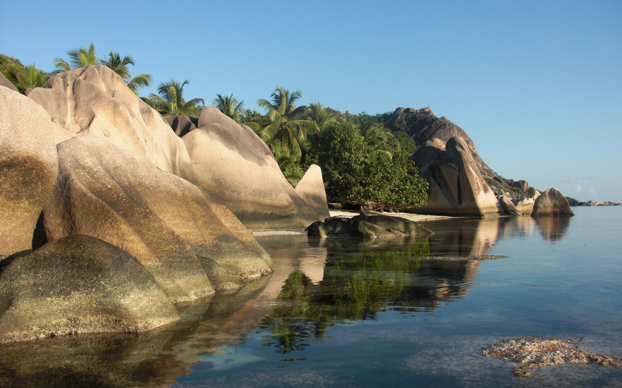 Валуны на берегу моря. Тихий океан залив шелихова. Побережье камни. Море 8 букв. Остров ла диг.
