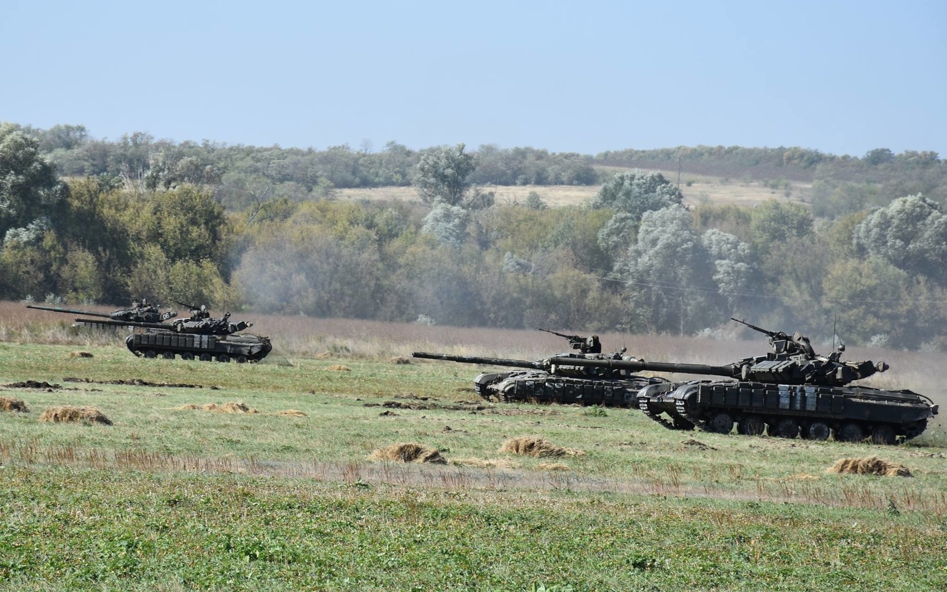 Танк против 8 украинских танков. Т 64. Танки Украины. Танки учения Украина. Поле с танками.