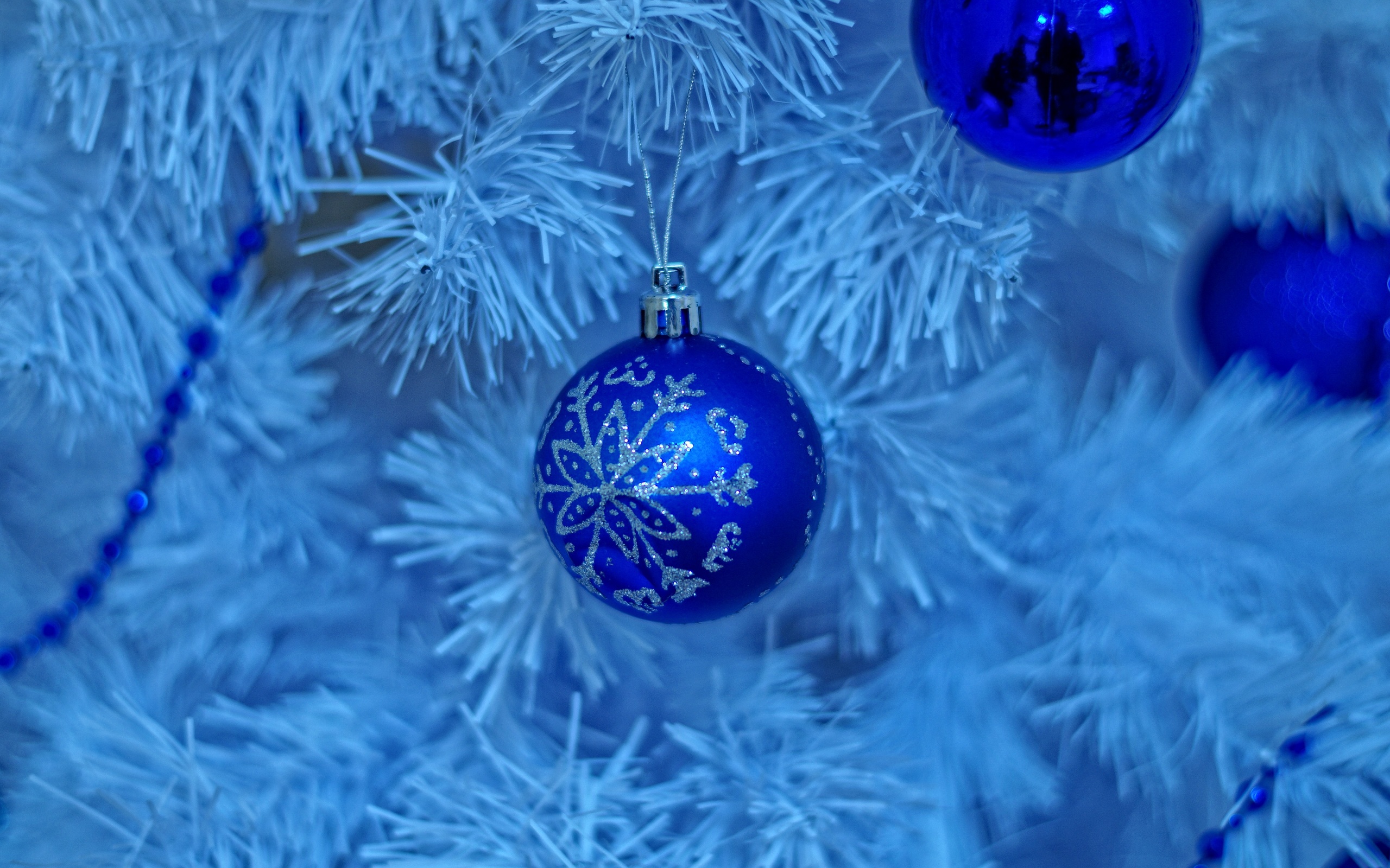 Синие шары на елку. Синие новогодние шары. Елка с синими игрушками. Новогодние шары на елке. Новогодние украшения синие.