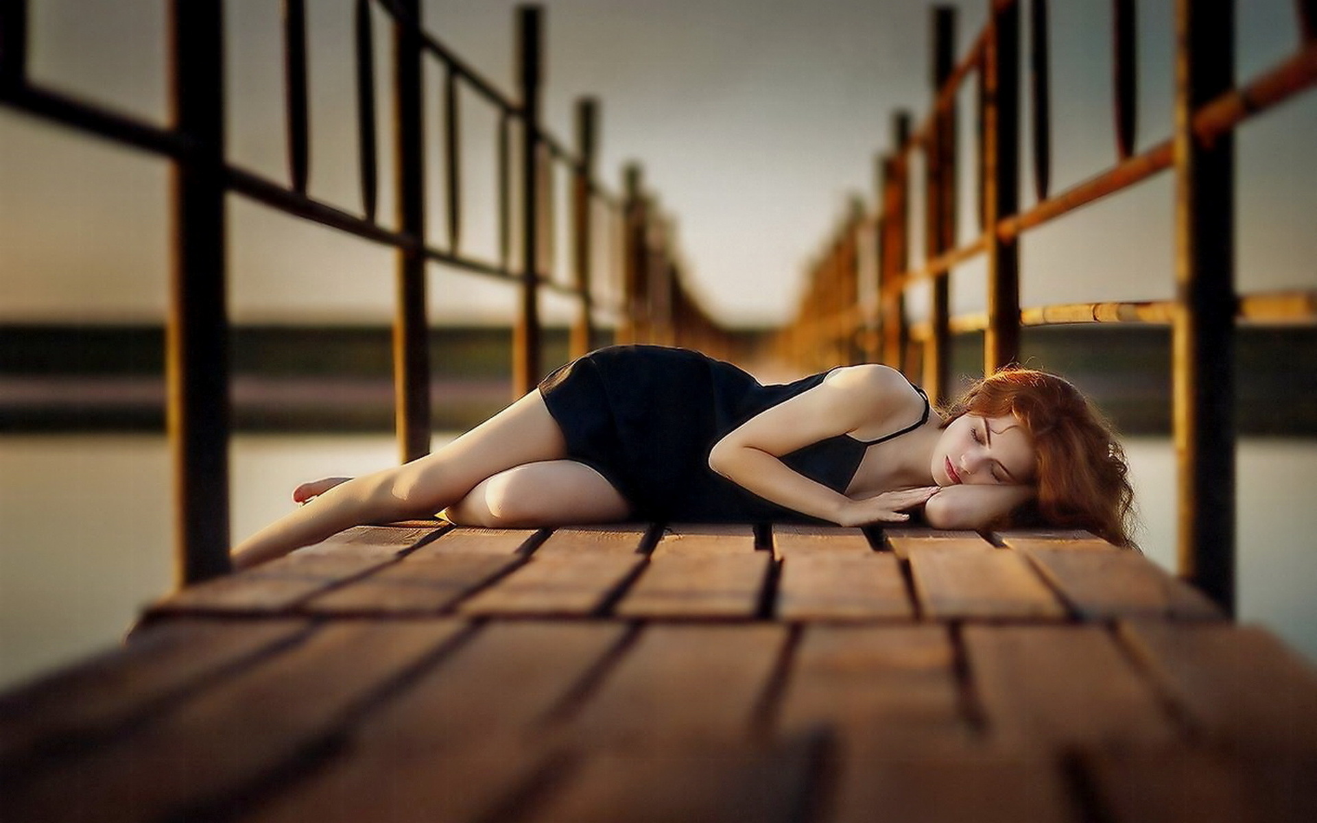 Лежит на совести. Девушка лежит. Лежачая девушка. Женщина лежит на боку. Девушка на мостике.