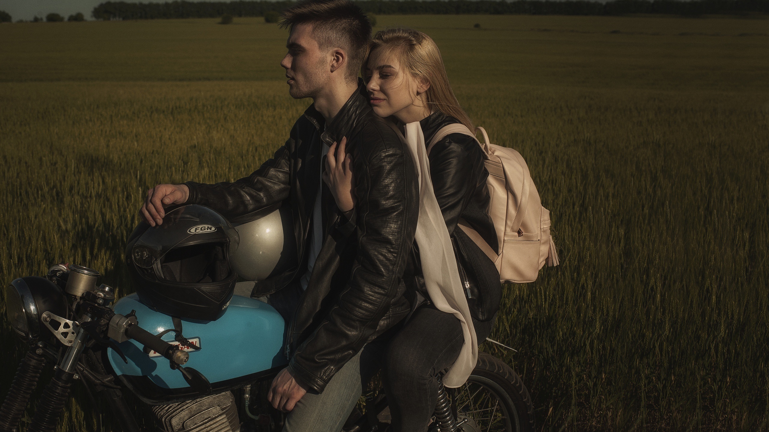 Клип байки. Парень с девушкой на мотоцикле. Фотосессия на мотоцикле пара. Фотосессия на мотоцикле в поле. Мужчина на мотоцикле.