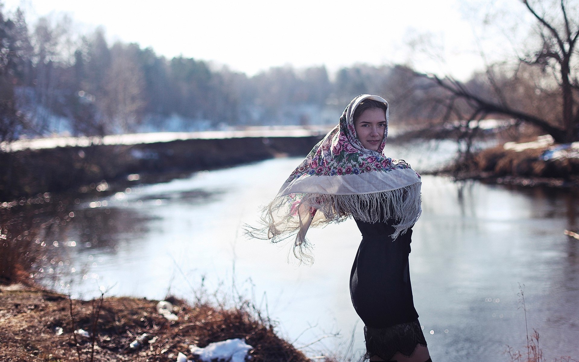 Русский человек ждет 3 вещи весну пятницу. Девушка ранней весной. Фотосессия у реки. Фотосессия на речке весной.