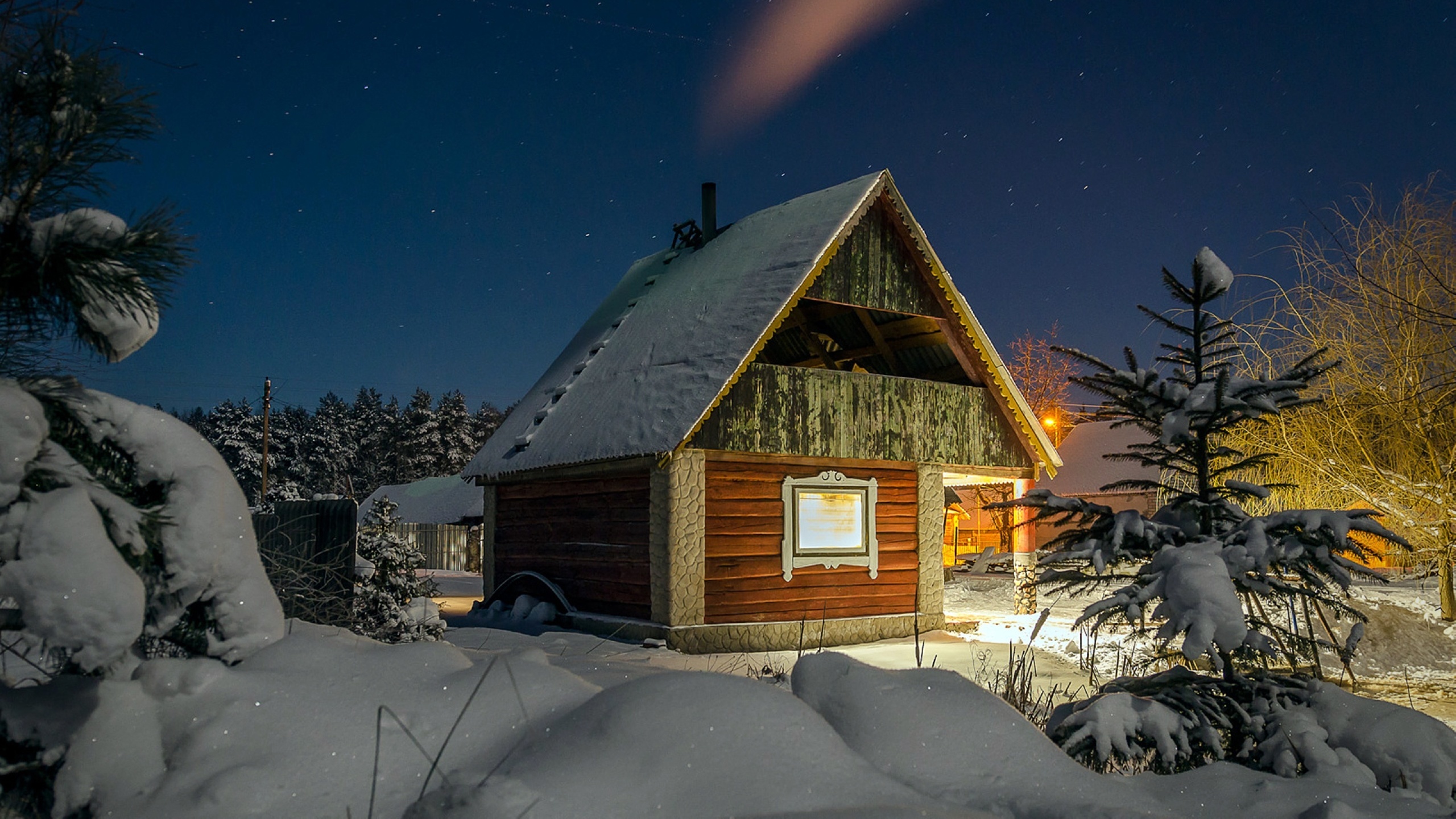 Снежка домики. Хаттфьелльдал Норвегия избушка. Зимняя избушка в деревне. Заснеженный домик. Домик в зимнем лесу.