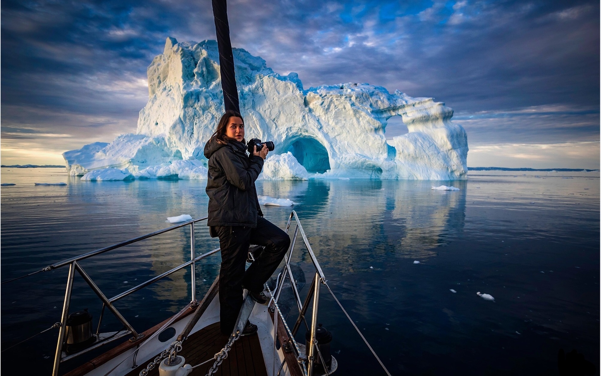 Путешествие в антарктиду. Корабль во льдах Антарктиды. Айсберг и человек. Ловец айсбергов. Экстрим на Антарктиде.