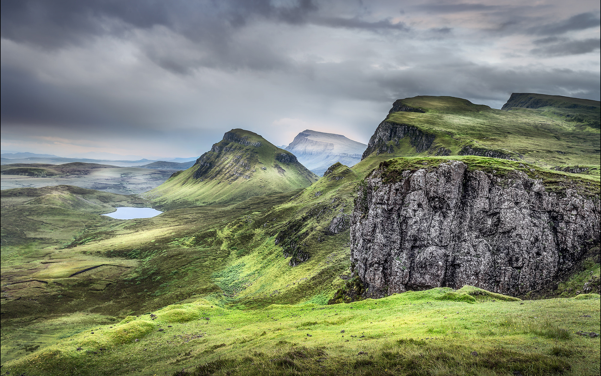 Scotland is beautiful. Шотландия Луга. Шотландия гора Салливан. Остров Скай Шотландия. Quiraing Скай.