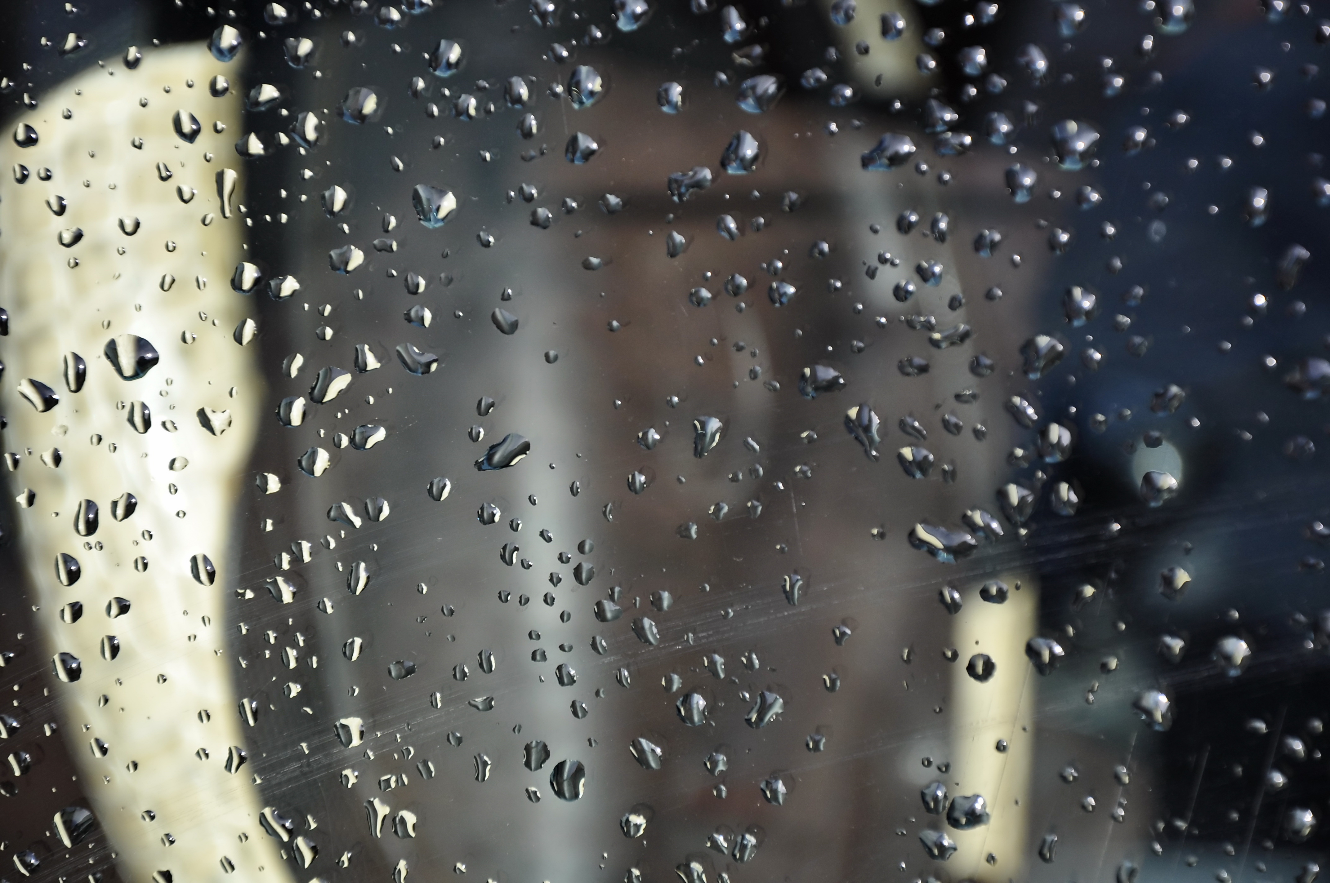 В окна стучали крупные дождевые капли. Капли на стекле. Обои дождь. Дождь на стекле. Обои на рабочий стол дождь.