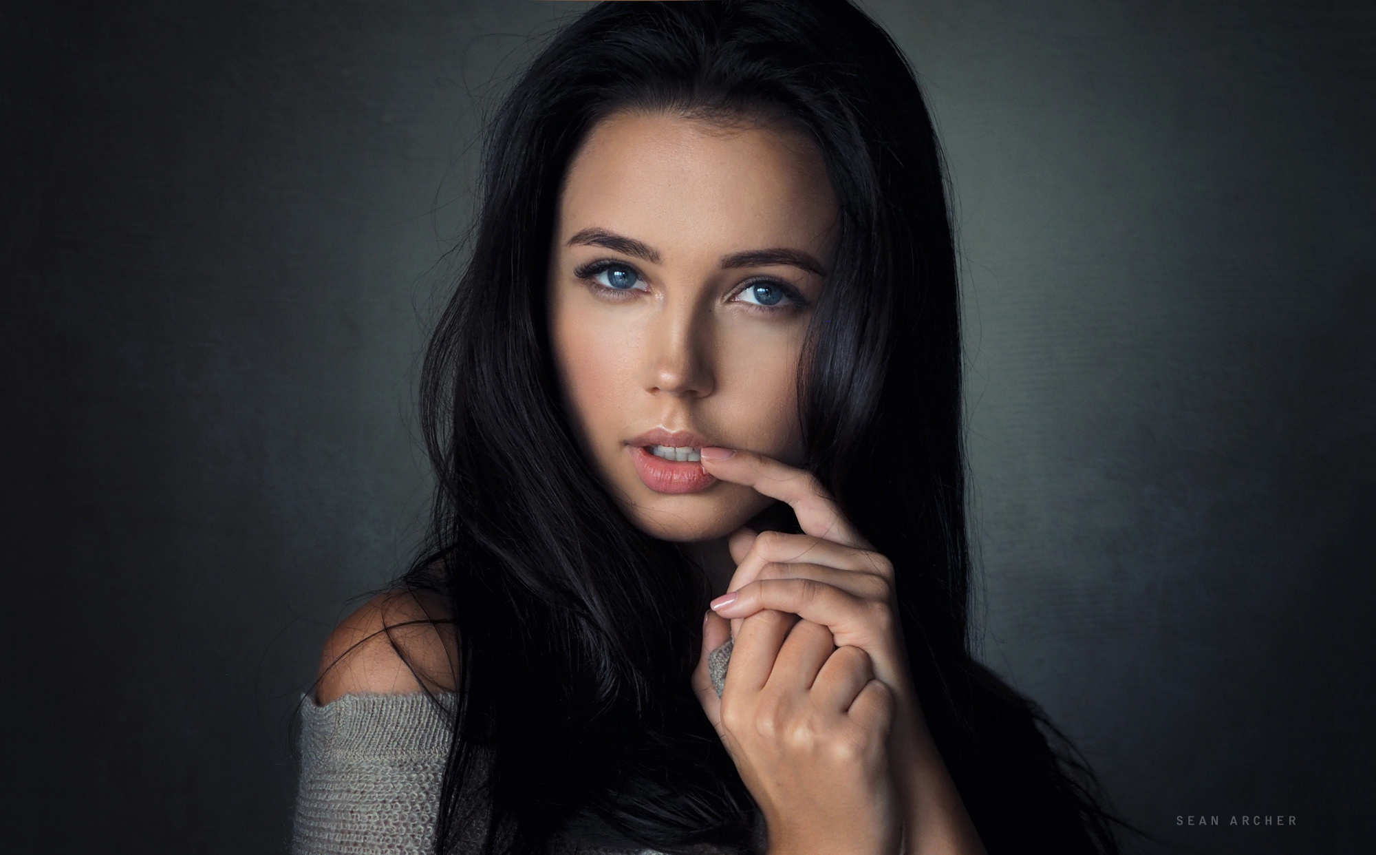 Девушка с голубыми глазами и черными волосами. Модель Лена Шон Арчер.