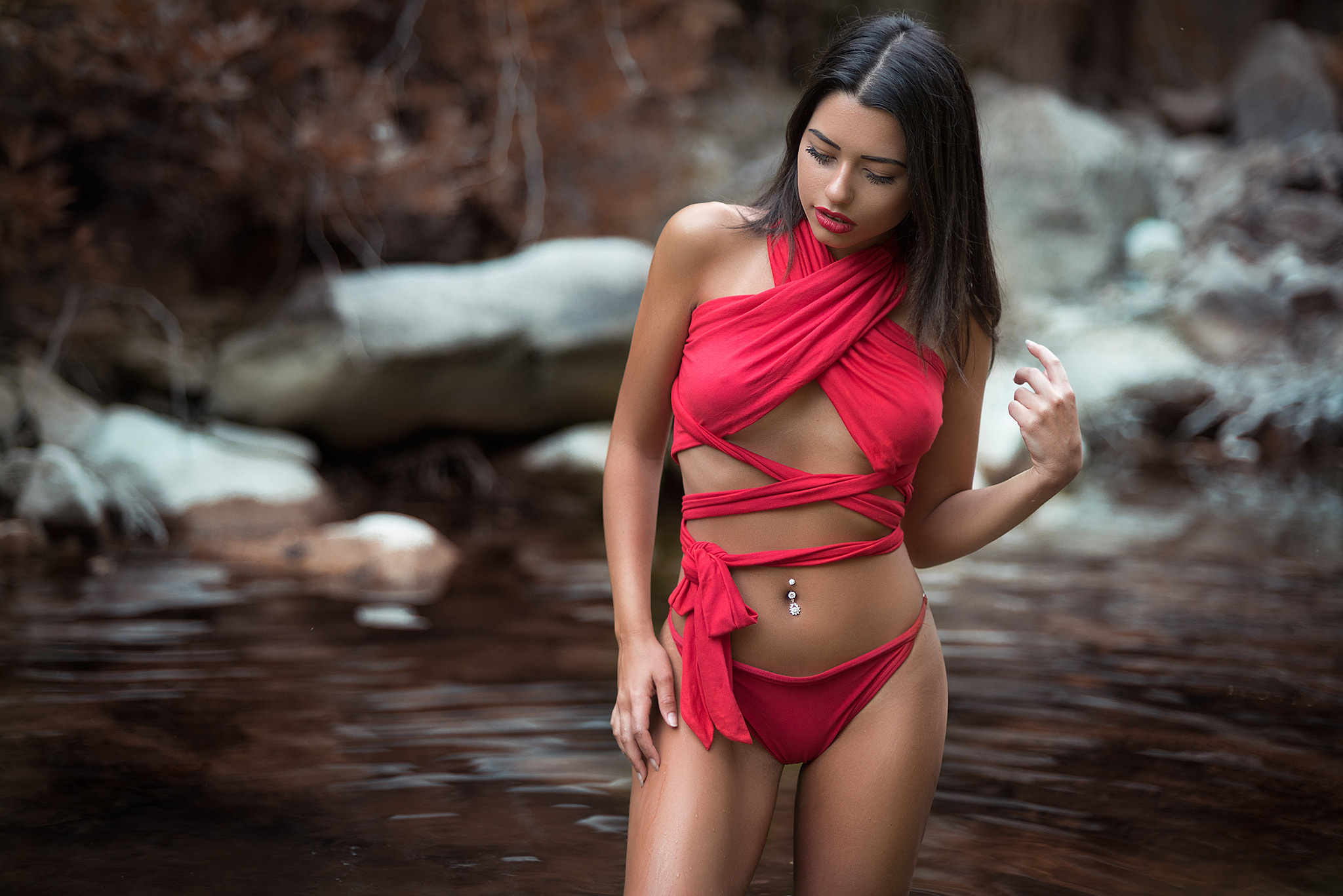 Обои Women Tanned River Red Bikinis Belly Depth Of Field Swimwear
