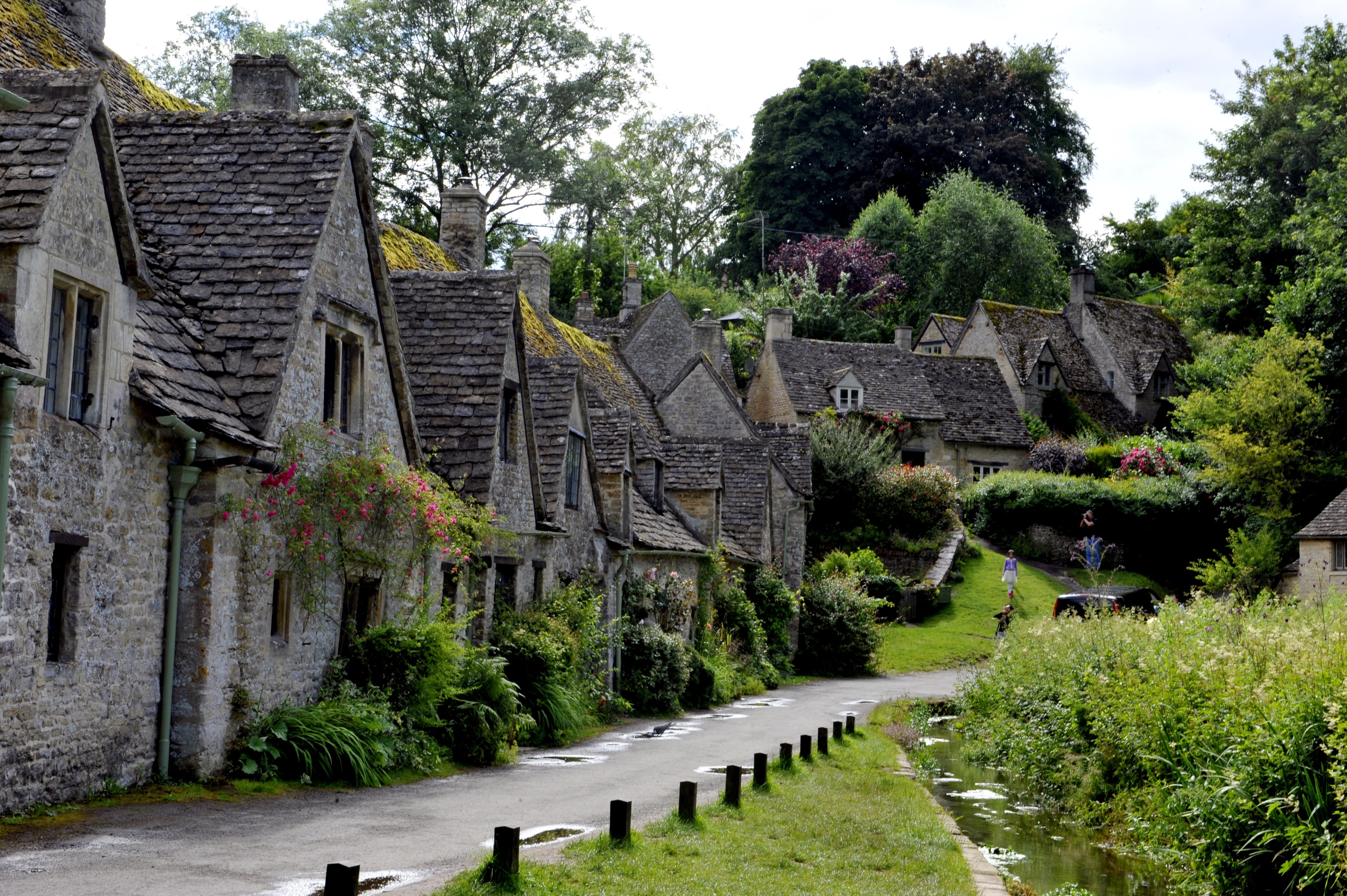 Villages england. Котсволдс Англия деревня. Котсуолд-Хилс. Котсуолдс (Cotswolds), Великобритания. Глостершир деревня Бибери.