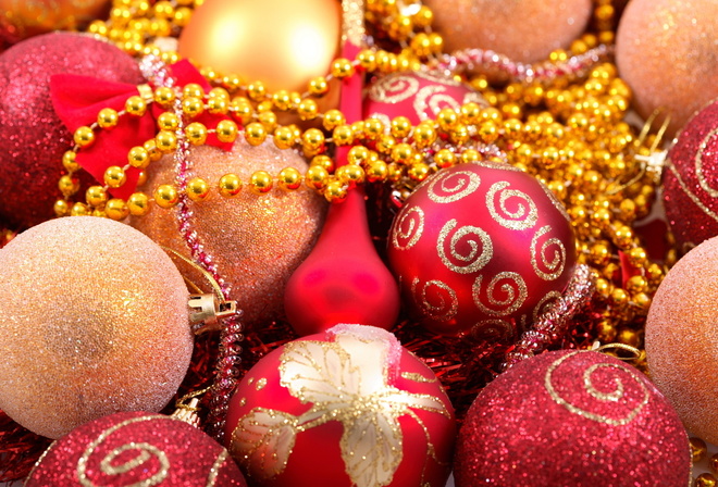 праздник, новый год, елочные шары, красные, золотые, узоры, бусы, блеск, блестки