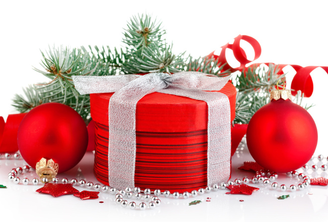 Подарок, новый год, красная упаковка, бусы, шарики, ленточка